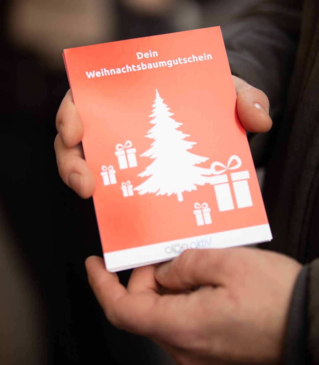 Wer in den teilnehmenden Geschäften für 200 Euro einkauft, erhält einen Gratisgutrschein für einen Weihnachtsbaum. von Olpe Aktiv