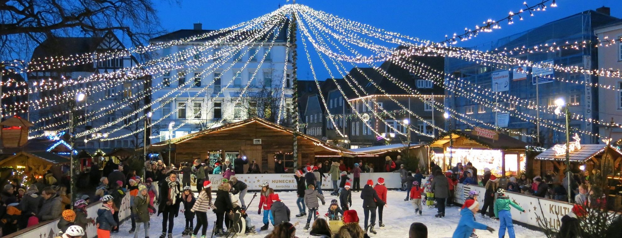 Die Eisbahn auf dem Weihnachtsmarkt in Lippstadt. von Stadt Lippstadt