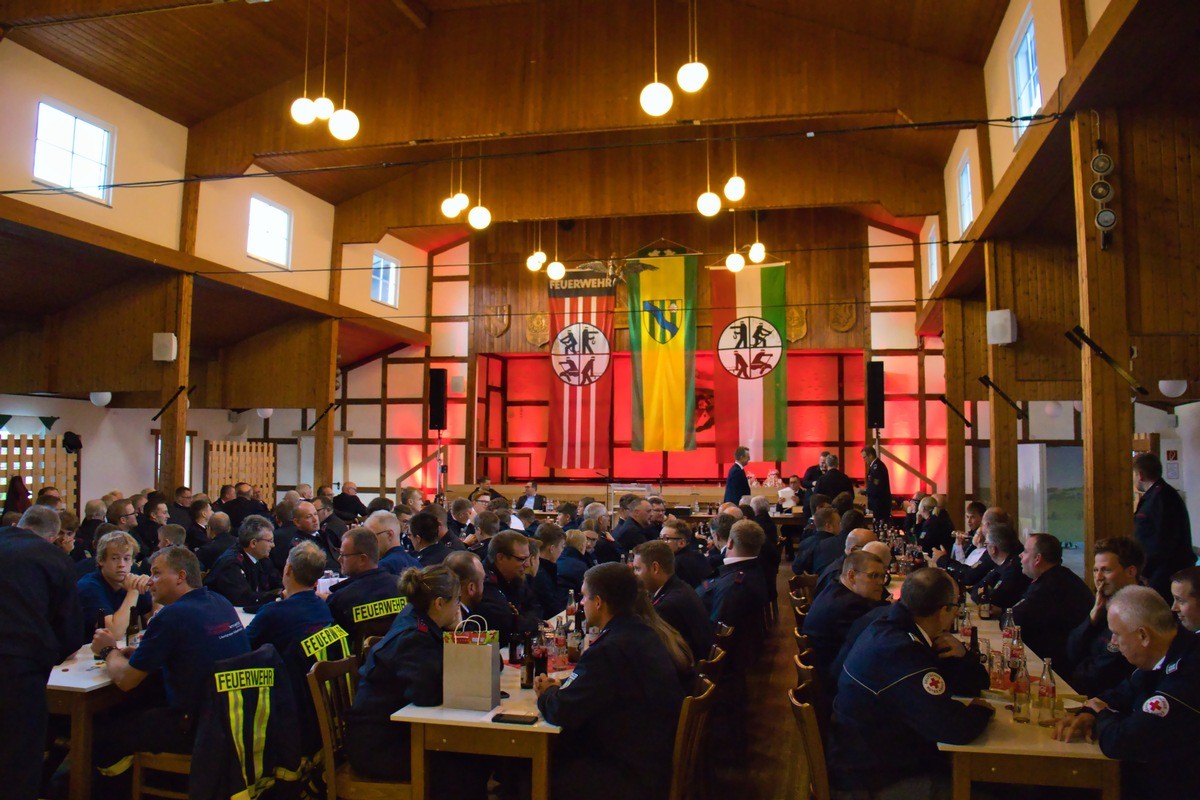 Rund 140 Kameradinnen und Kameraden aus der aktiven Wehr, der Jugendfeuerwehr und der Ehrenabteilung waren anwesend. von Feuerwehr Lennestadt
