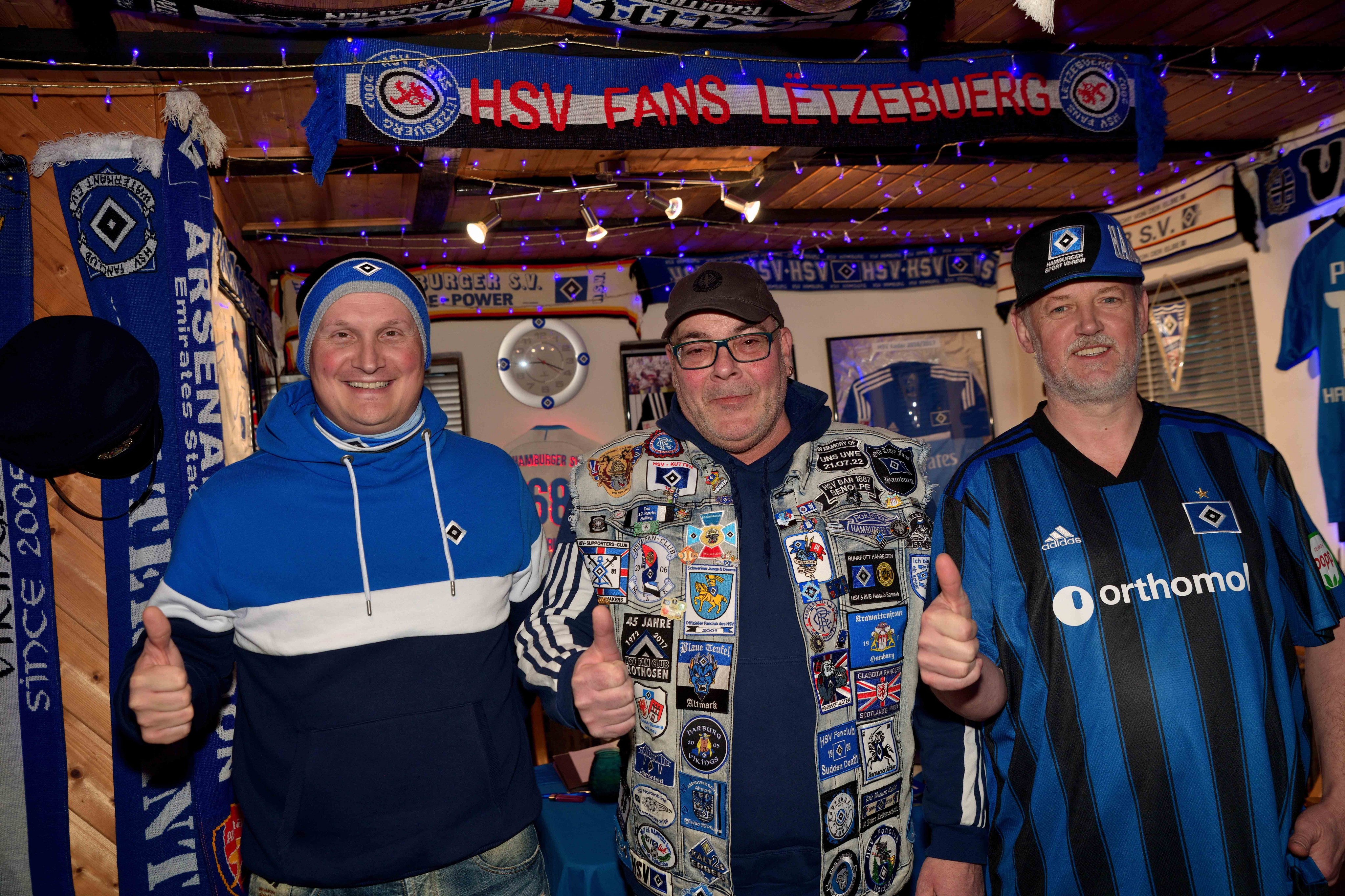 Der Vorstand des HSV-Fanclub der 1. Vorsitzende Markus Siepe (Mitte), der  2. Vorsitzende Stephan Müller (rechts) und Kassierer Thorsten Springob (links). von privat