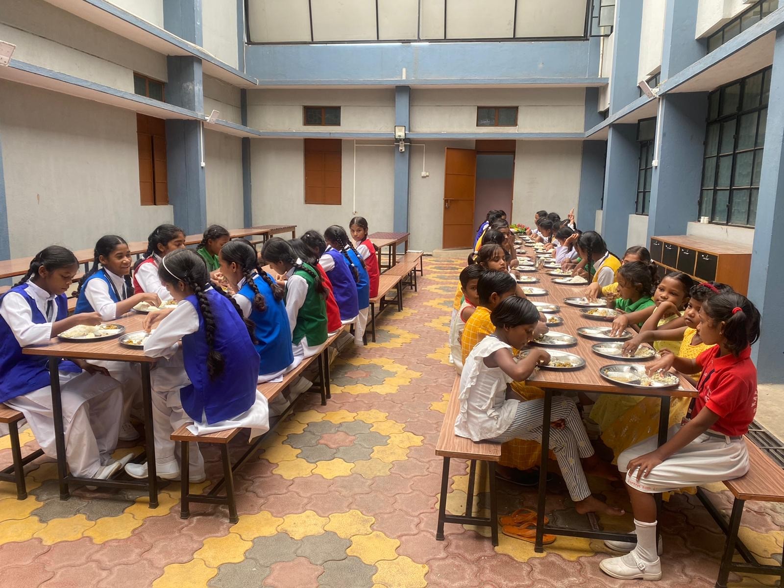 Auch regelmäßige Mahlzeiten für die Kinder sind ein Anliegen der Indien-Initiative Leonidis. von privat