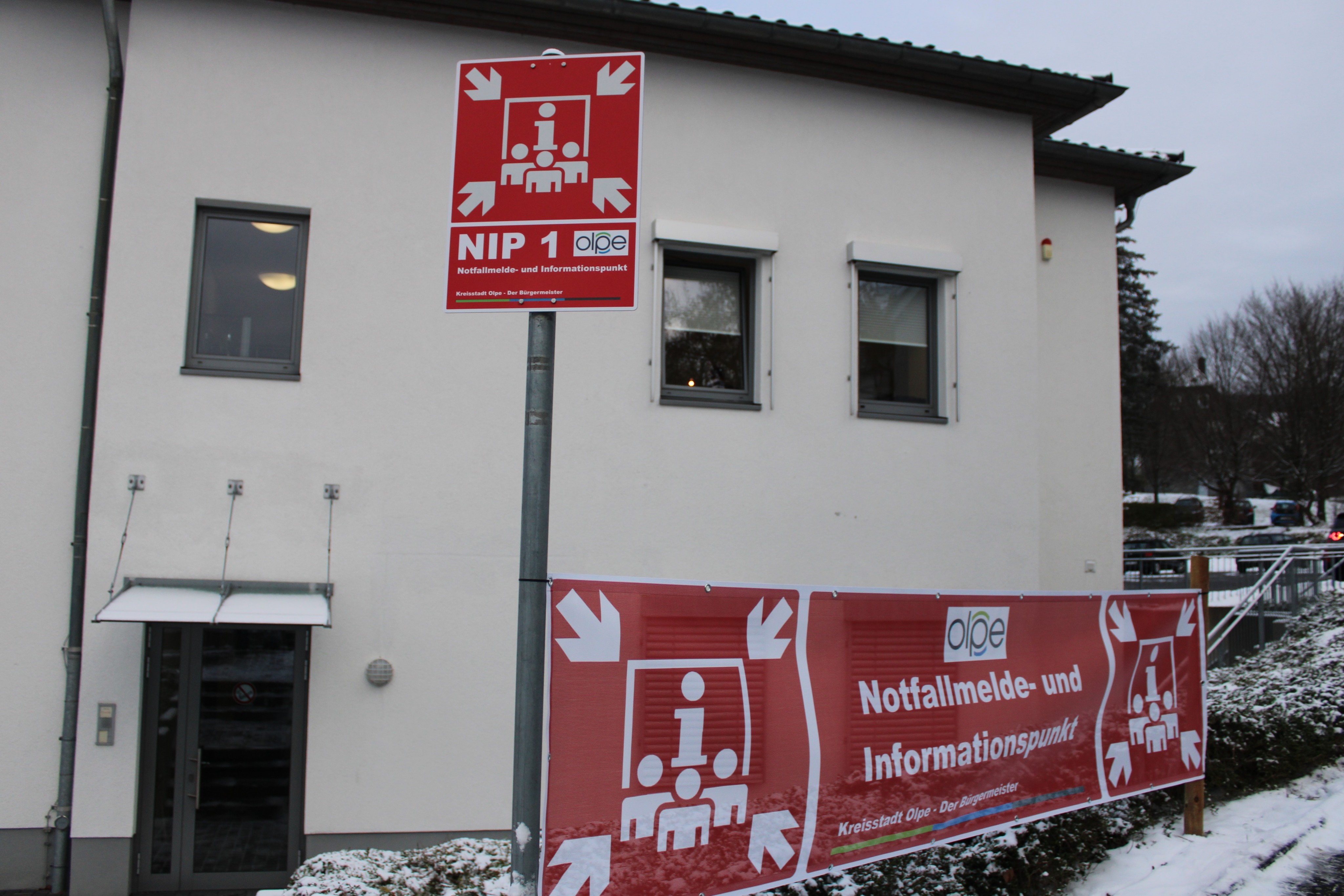 Notfallmelde- und Informationspunkte sind auffällig gekennzeichnet. Am Feuerwehrhaus in der Grubenstraße wurde exemplarisch ein Banner aufgebaut. von Lorena Klein
