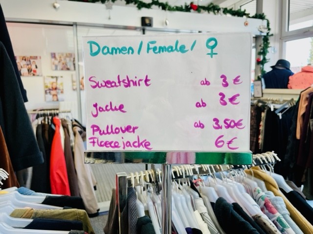 Gut erhaltene, günstige Kleidung für Damen, Herren und Kinder gibt es im DRK-Kleiderladen Jacke wie Hose in Finnentrop. von Claudia Wichtmann