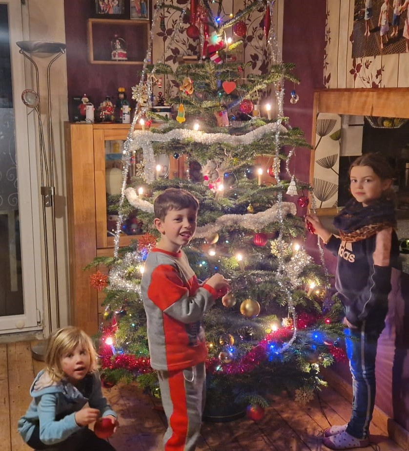 Nena, Toni und Josy haben sichtlich Freude beim Schmücken des Weihnachtsbaums. von privat