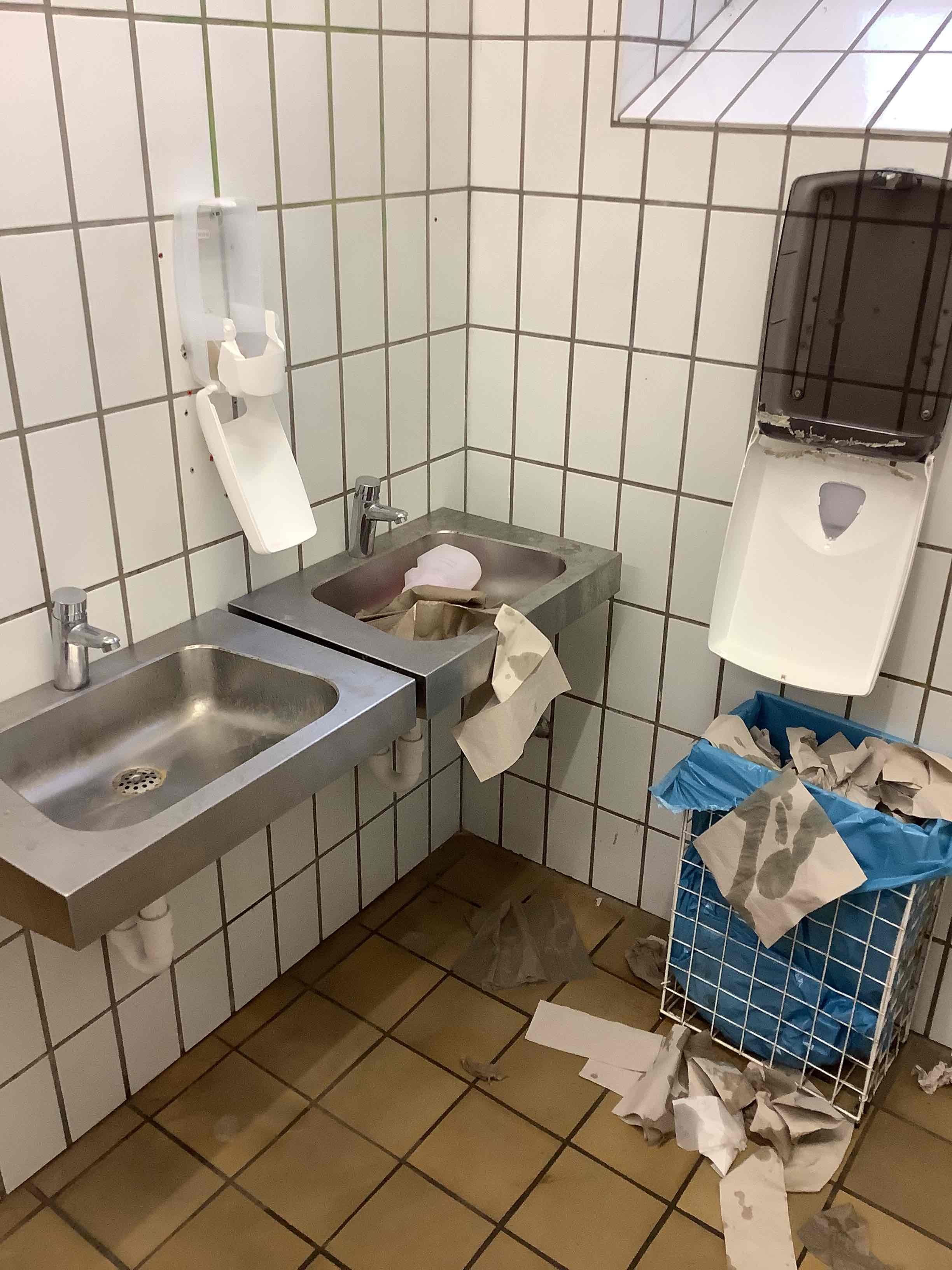 Die Toilettenanlage bleibt bis auf Weiteres geschlossen. von Kreisstadt Olpe