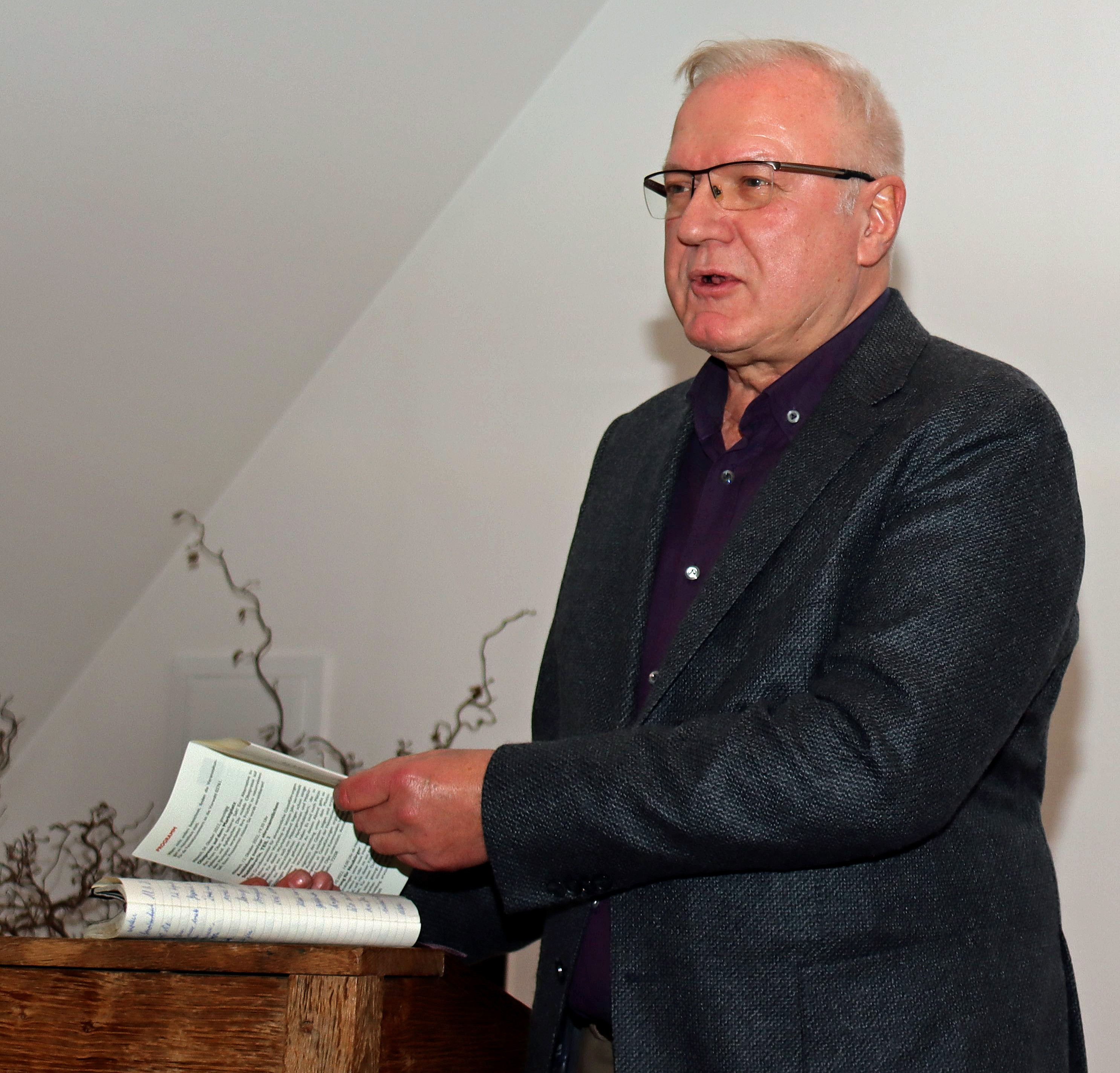 Heimatvereins-Vorsitzender Dr. Stephan Schlösser gedachte des kürzlich verstorbenen Klaus Strugalla, der ein Aktiovposten des Vereins war. von Rüdiger Kahlke