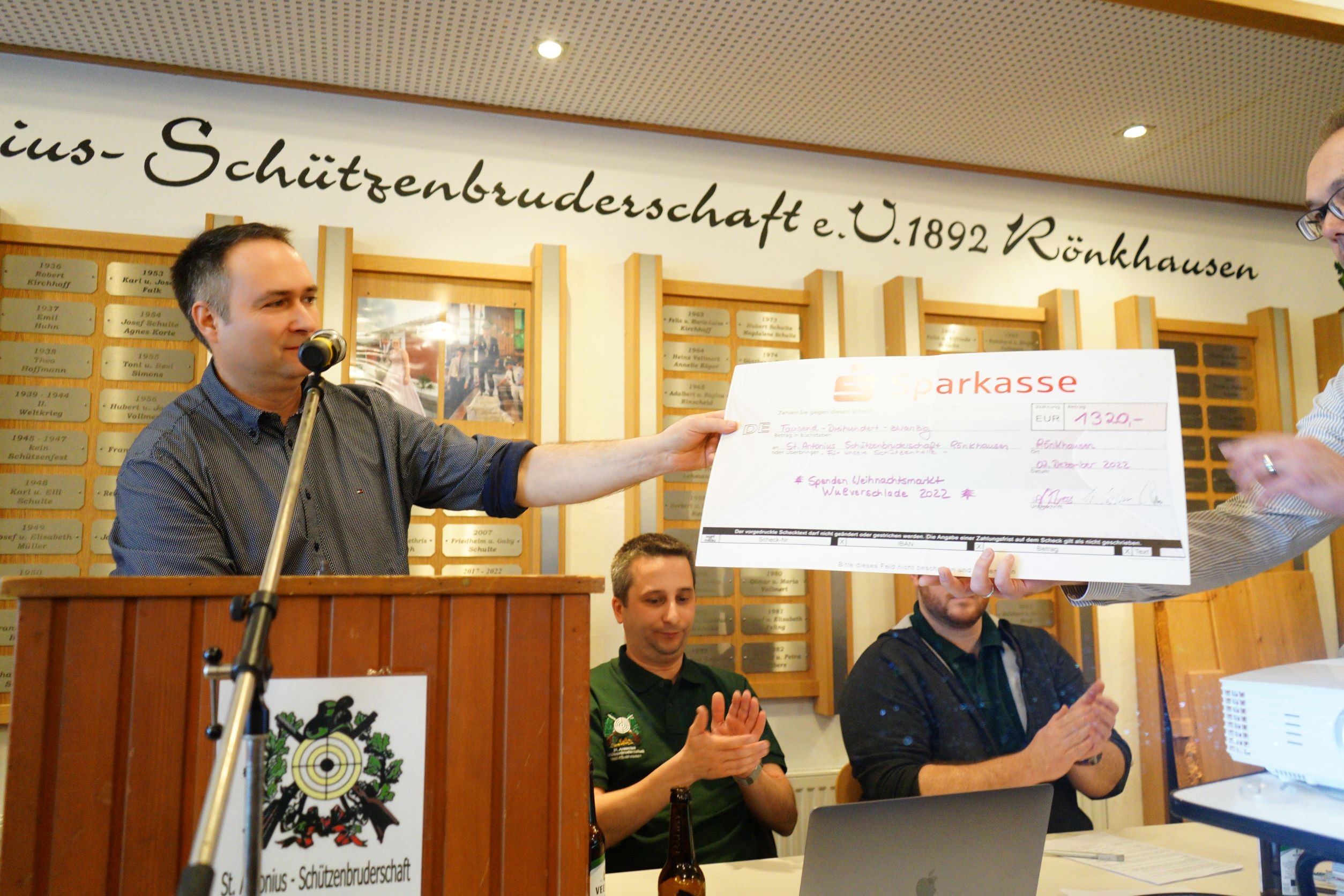 Major Michael Hoheiser übergibt den Spendenscheck in Höhe von 1.320 Euro an den Vorstand. von privat