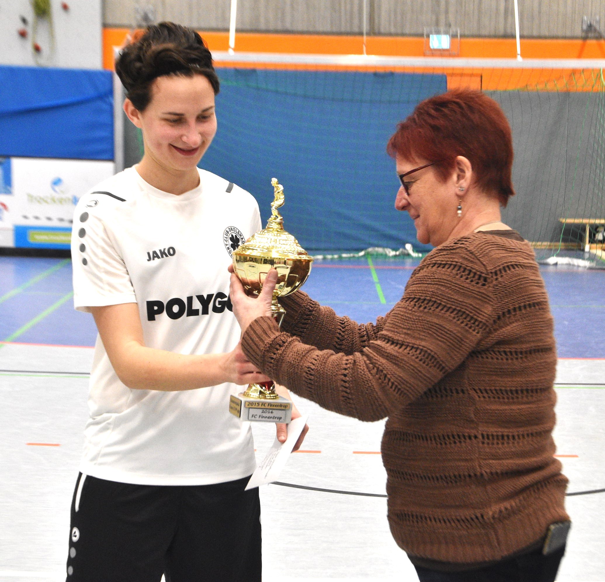 SC-Kapitänin Marie Schröder nahm aus den Händen von Pokalspielleiterin Petra Hahn Pokal und Siegerscheck entgegen. von privat