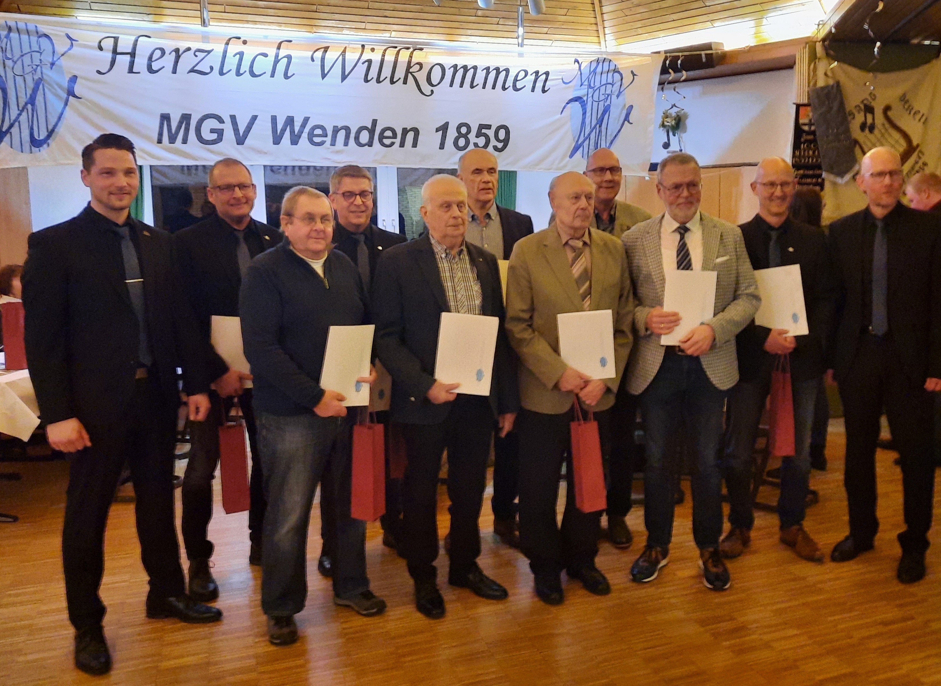 Die anwesenden Jubilare des MGV Wenden mit dem zweiten Vorsitzenden Tobias Weingarten (l.) und dem Vorsitzenden Matthias Grünewald (r.). von privat