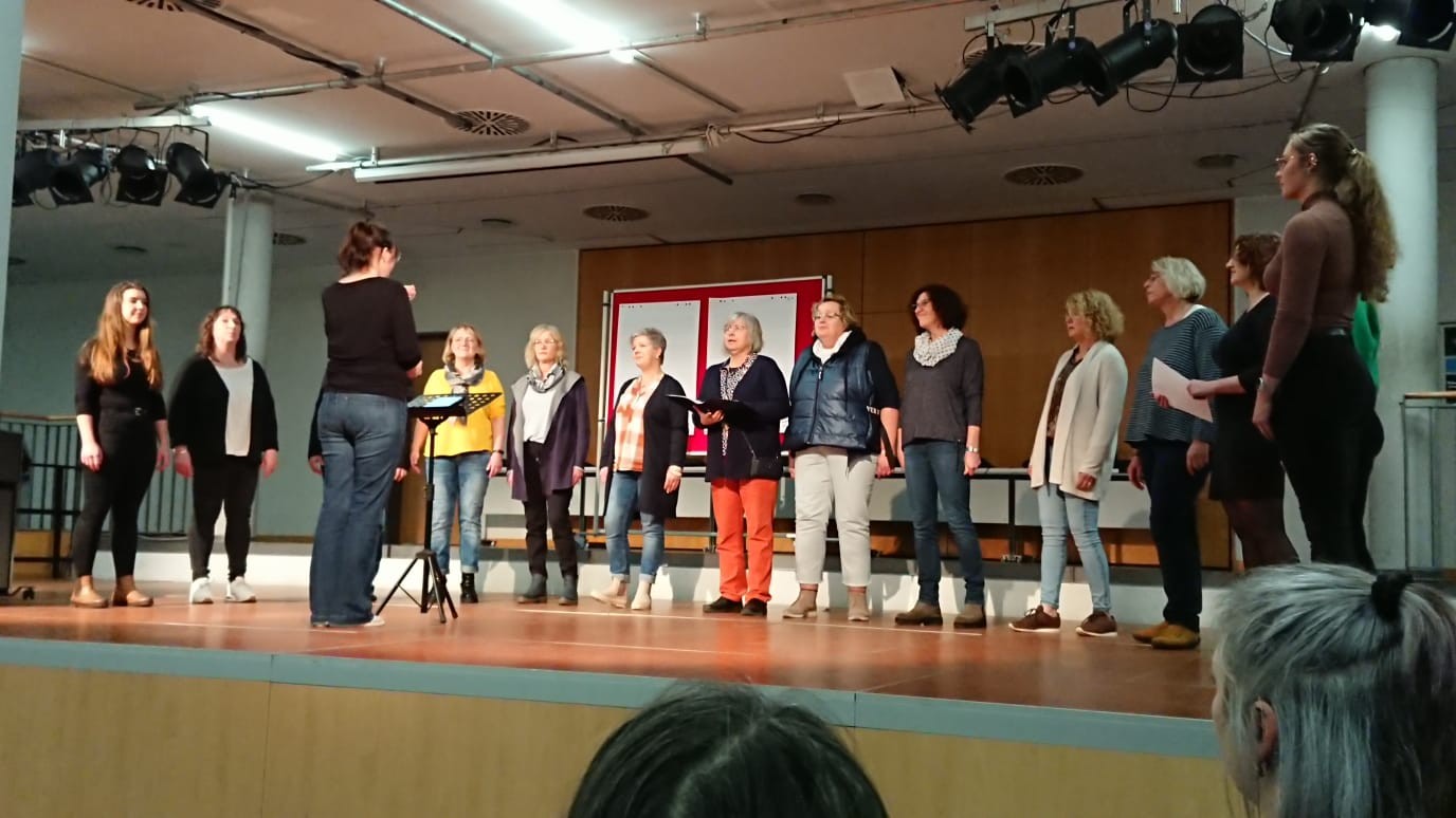 Zum Abschluss des lehrreichen Tages fand ein gemeinsames Konzert in der Mensa statt. Hier der Frauenchor Join In aus Osthelden unter der Leitung von Verena Arns. von privat