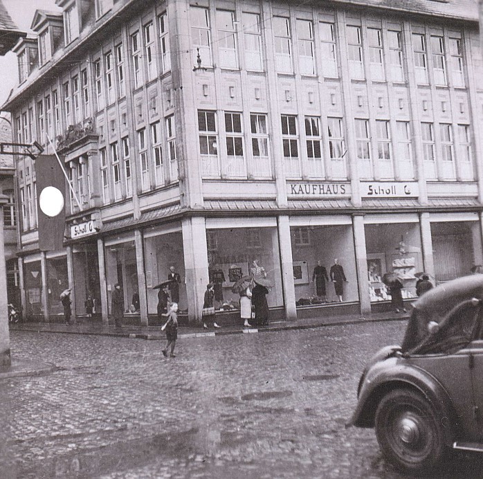 Dieses Privatfoto von Erich König zeigt das jetzige Rossmann-Gebäude (damals Kaufhaus Scholl) an der Wasserstraße in der Zeit um 1943 mit Sicht von der Seite Hotel Rauch/Kläppchen. von privat