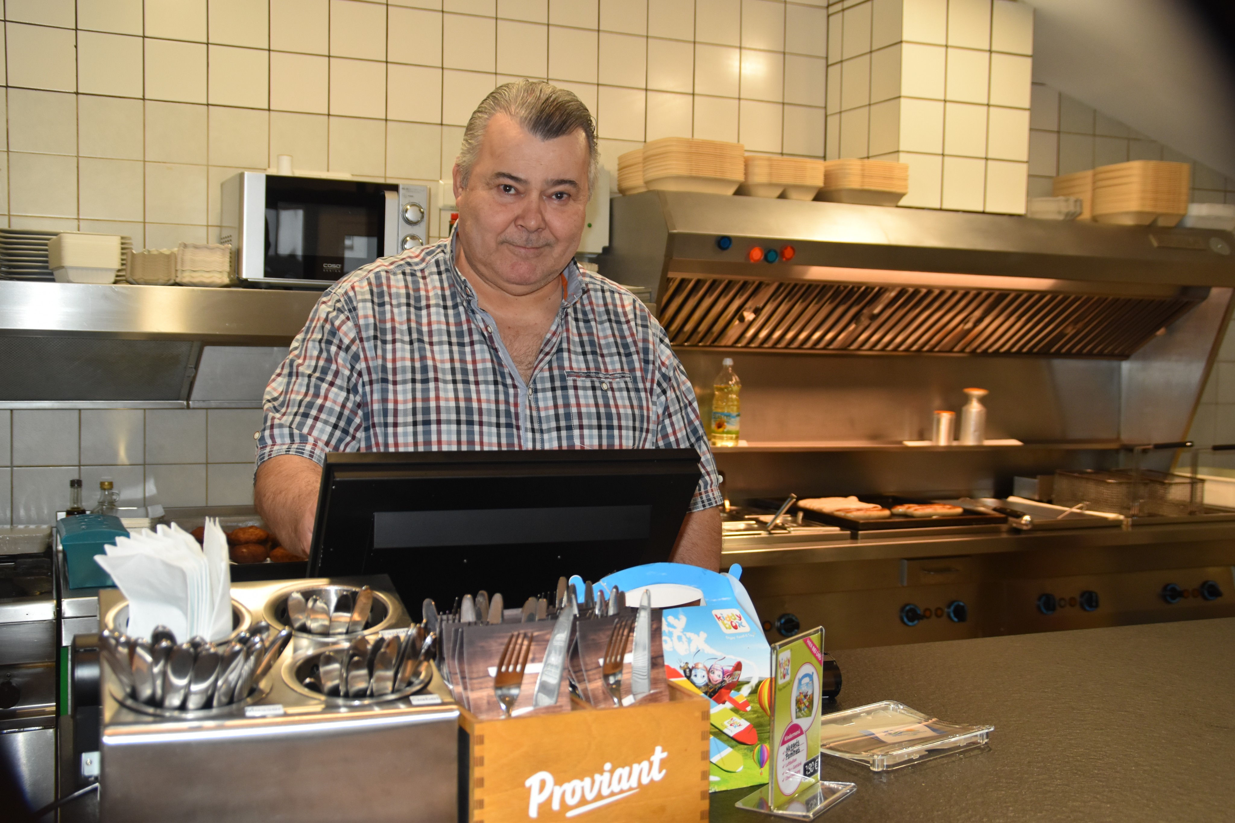 Inhaber Tasso serviert seinen Gästen schnelle, schmackhafte Gerichte. von Nicole Voss