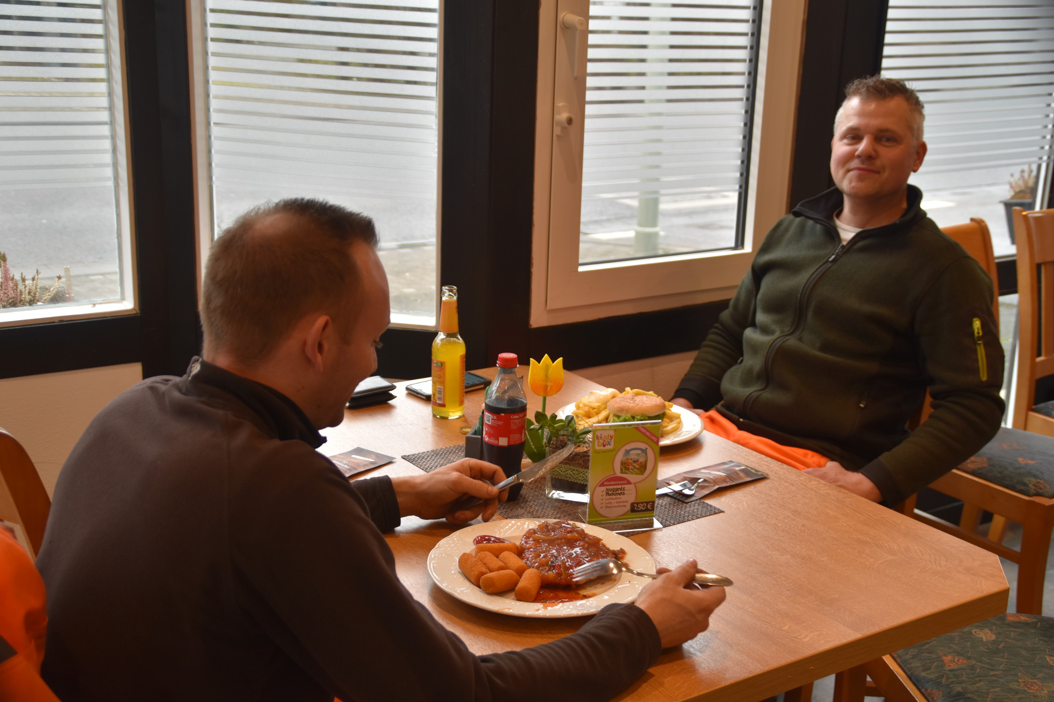 Auch diese beiden jungen Männer lassen es sich in ihrer Mittagspause schmecken. von Nicole Voss