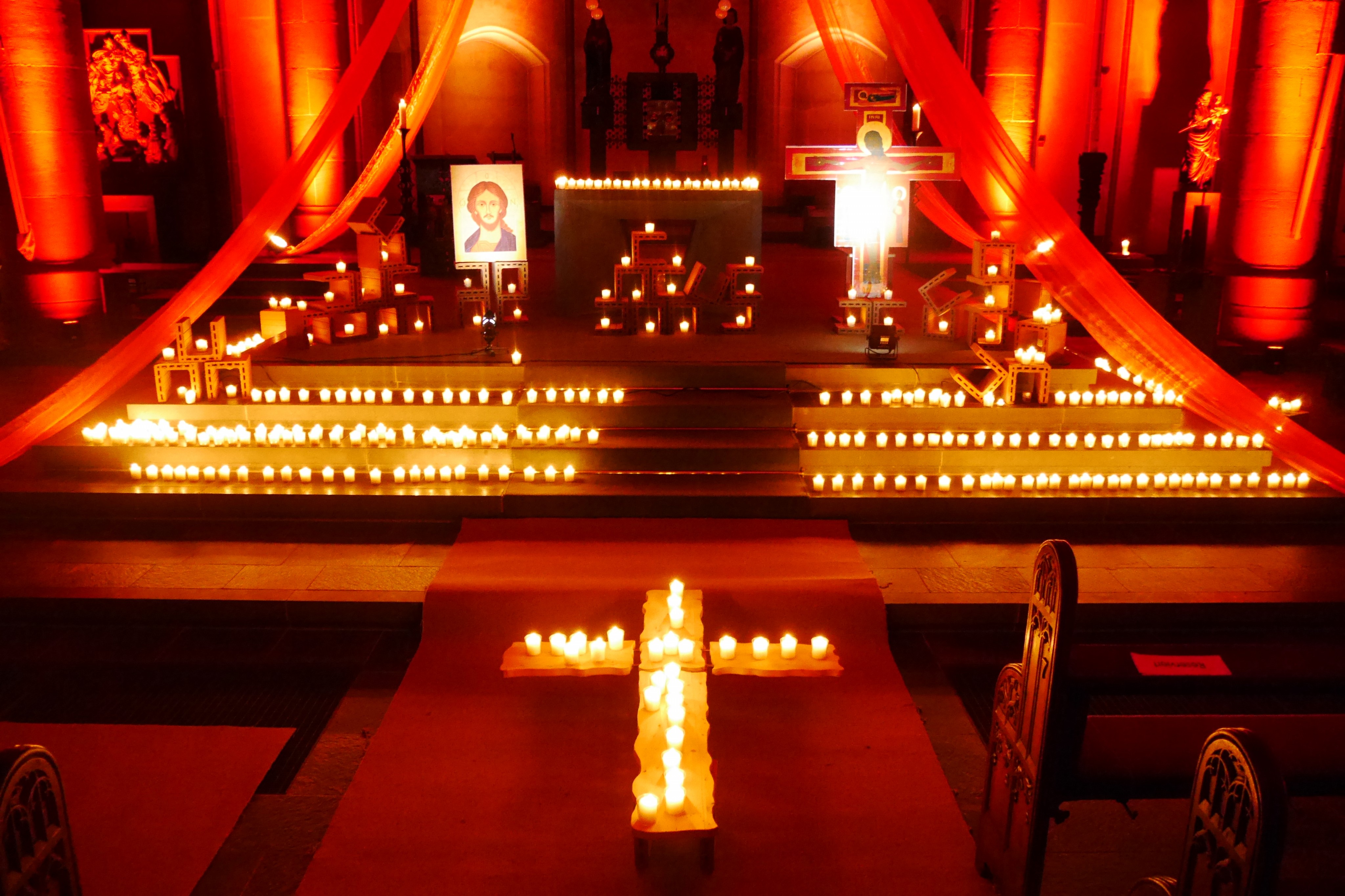 Oranges Licht und zahlreiche Kerzen sorgten für eine meditative Atmosphäre in der St.-Martinus-Kirche. von privat