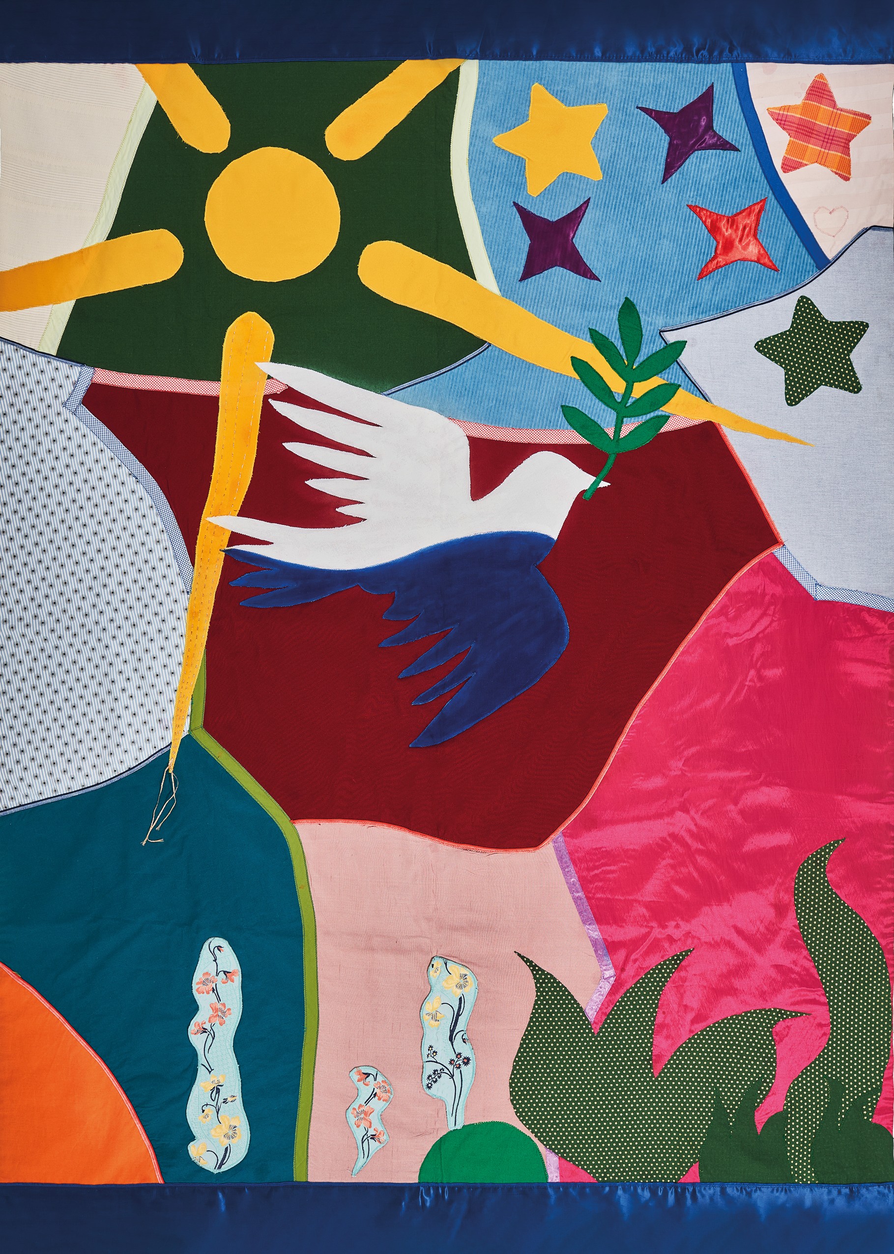 Jugendliche im kjk-Haus gestalteten mit der Künstlerin Ursula Eichert eine Friedensdecke. Das Motiv ist nun auf 2.000 Friedenspostkarten zu sehen. von kjk-Haus / Gerrit Cramer