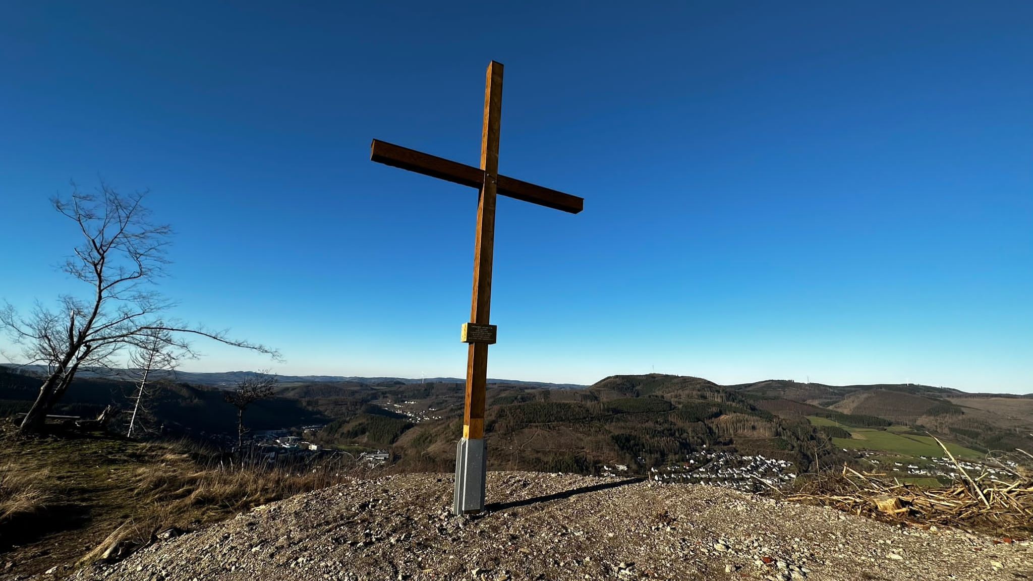 Vom Kreuz hat man einen Blick über das gesamte Lennetal. von privat