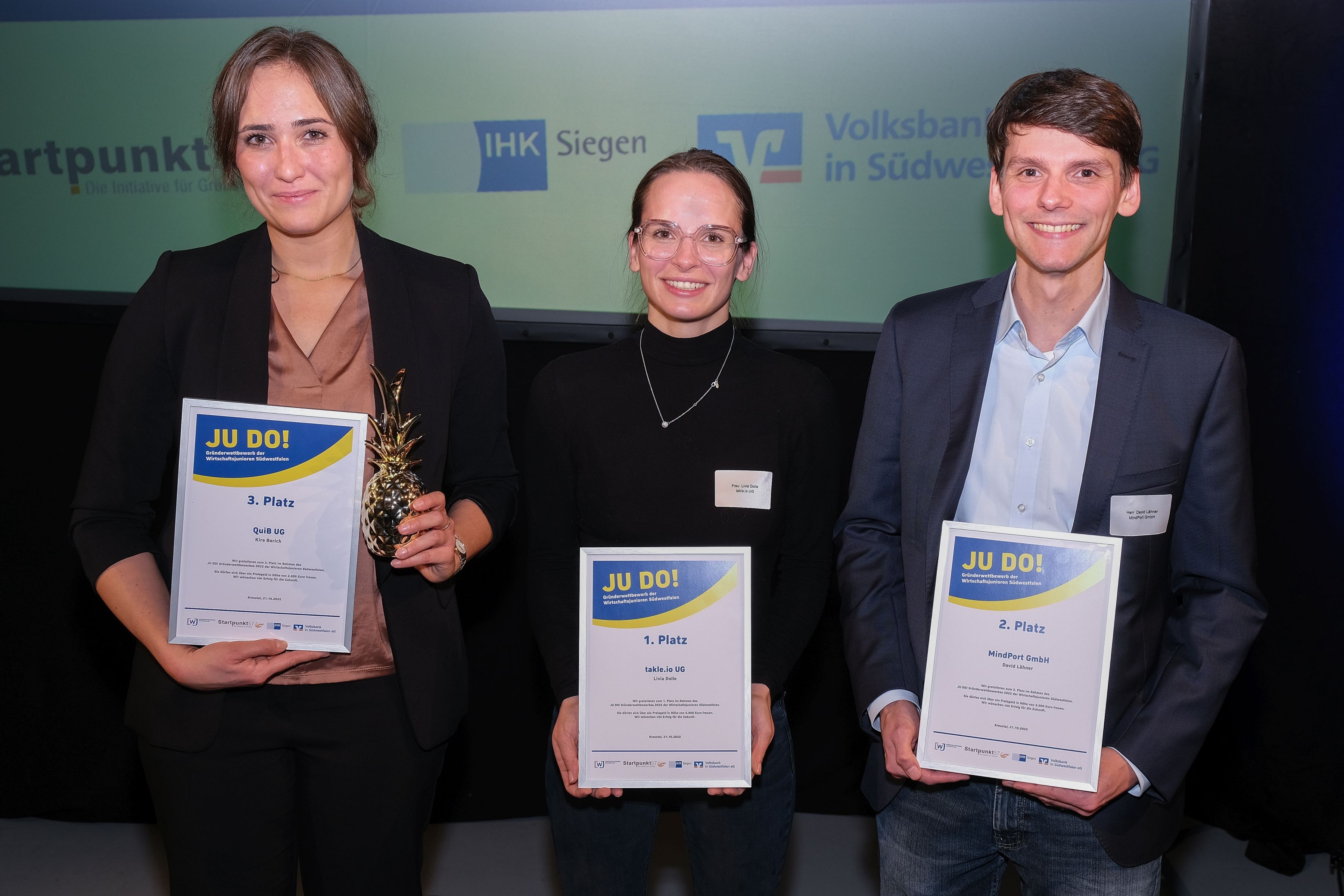 Die drei Bestplatzierten (von links): Kira Barich (QuiB UG), Livia Dolle (takle.io UG) und David Lähner (MindPort GmbH). von Carsten Schmale