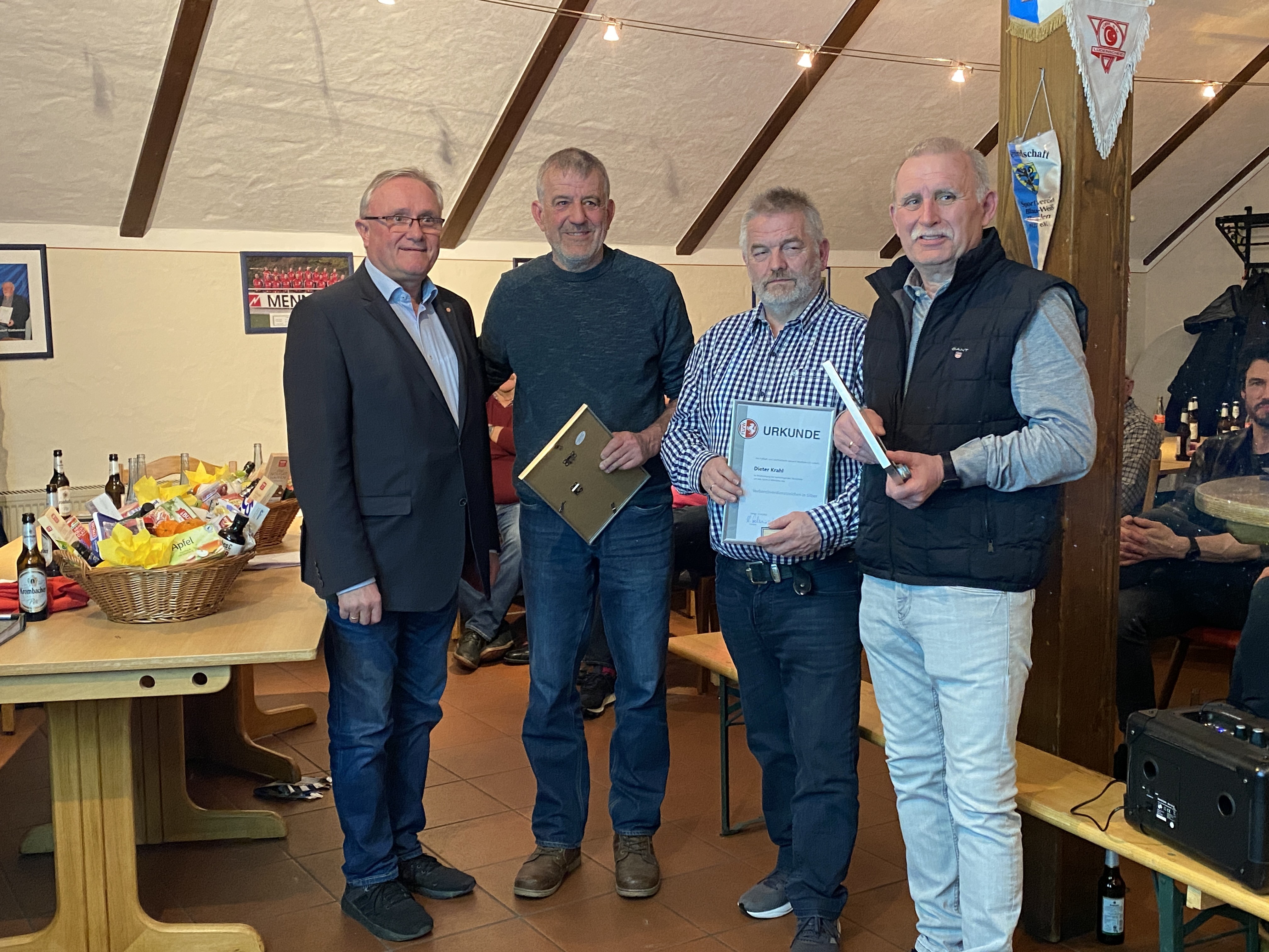 FLVW-Kreisvorsitzender Joachim Schlüter (l.)  zeichnet Udo Arndt, Dieter Krahl und Ulrich Koch (v.l.) mit der FLVW-Verdienstnadel in Silber aus. von privat