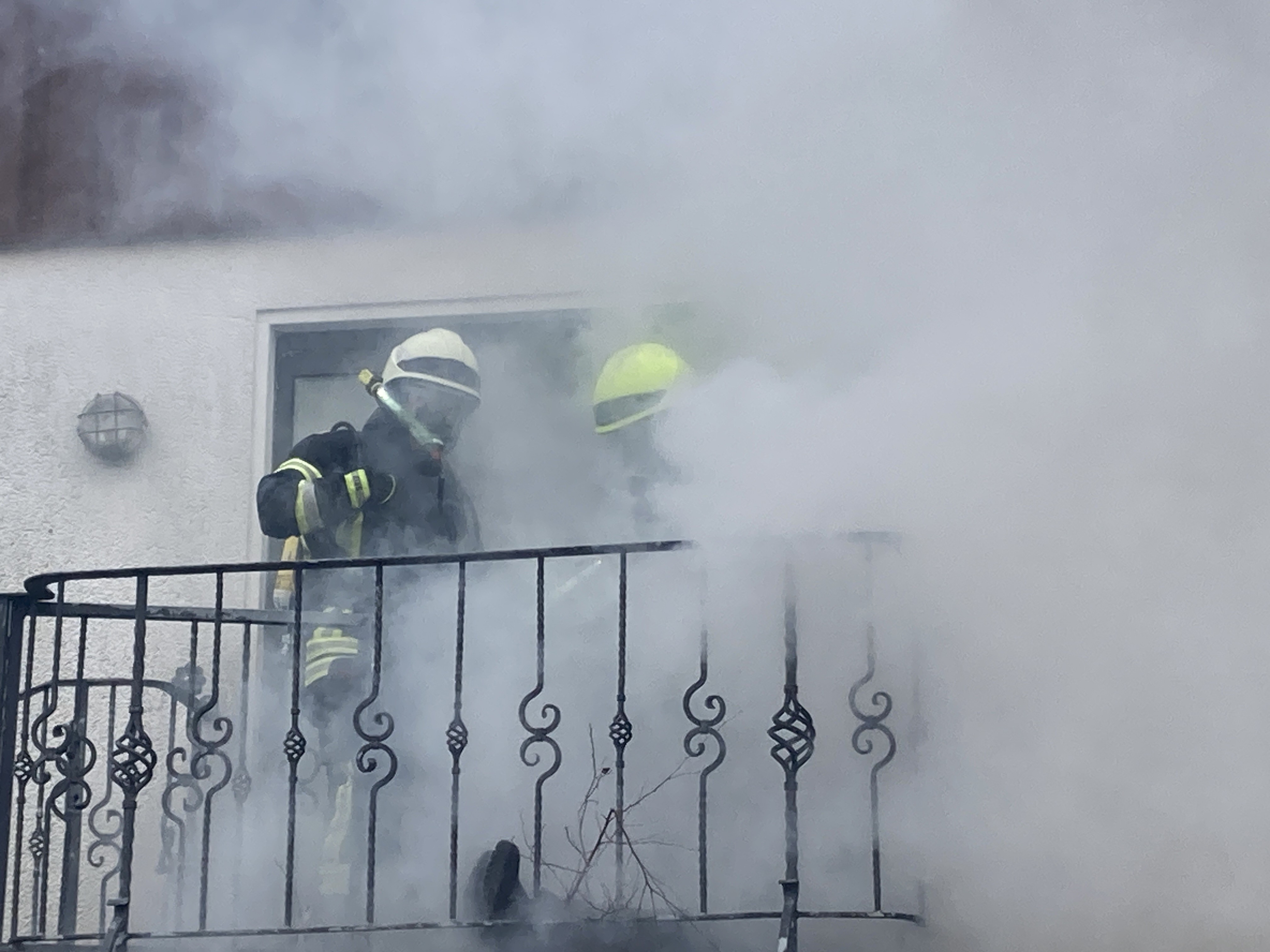 Bei derartigen Einsatzlagen bedarf es ausgebildeter Atemschutzgeräteträger. von Feuerwehr