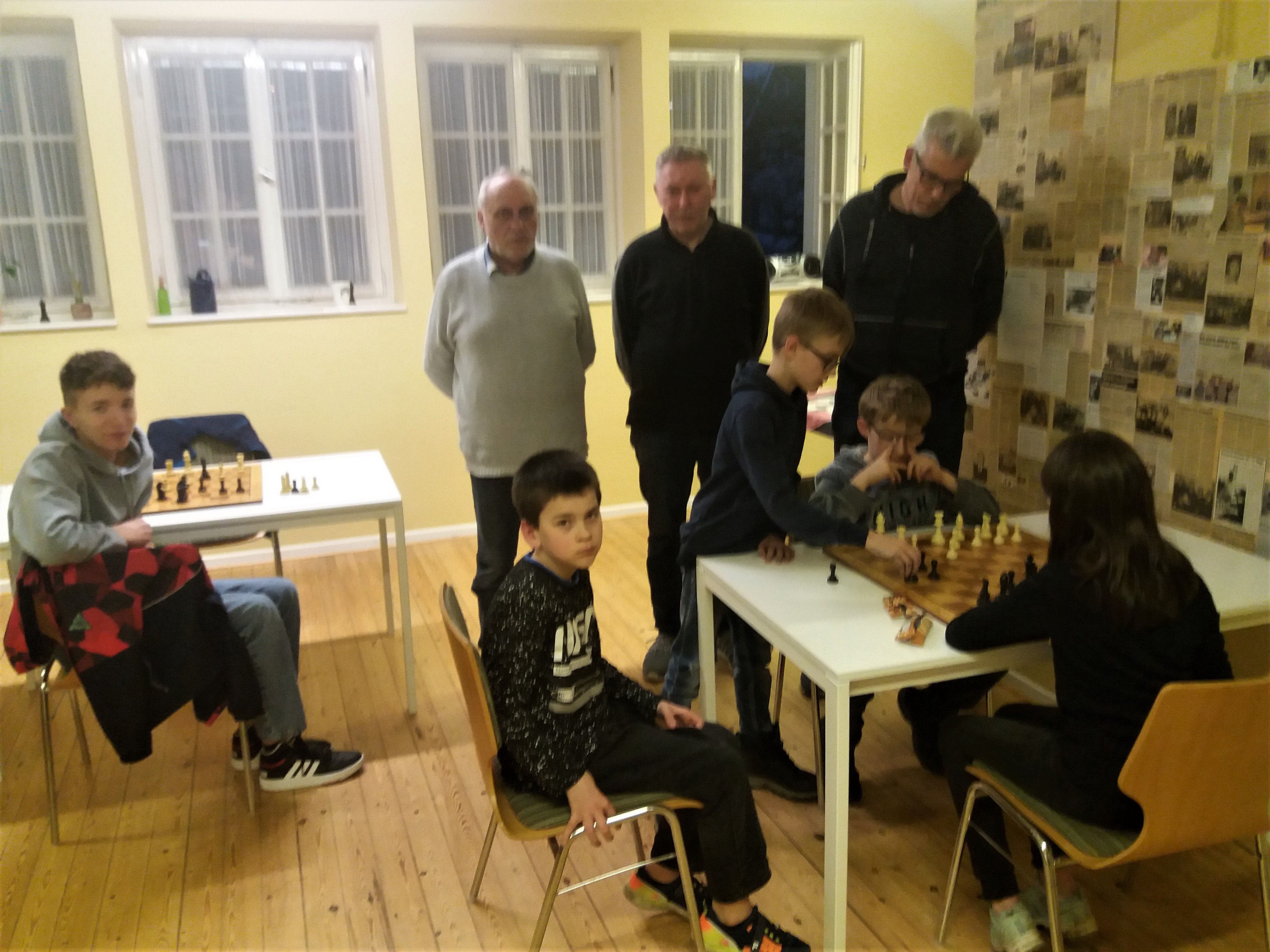 Bei den Trainingsabenden werden auch die jüngsten Schachfans angelernt. von privat