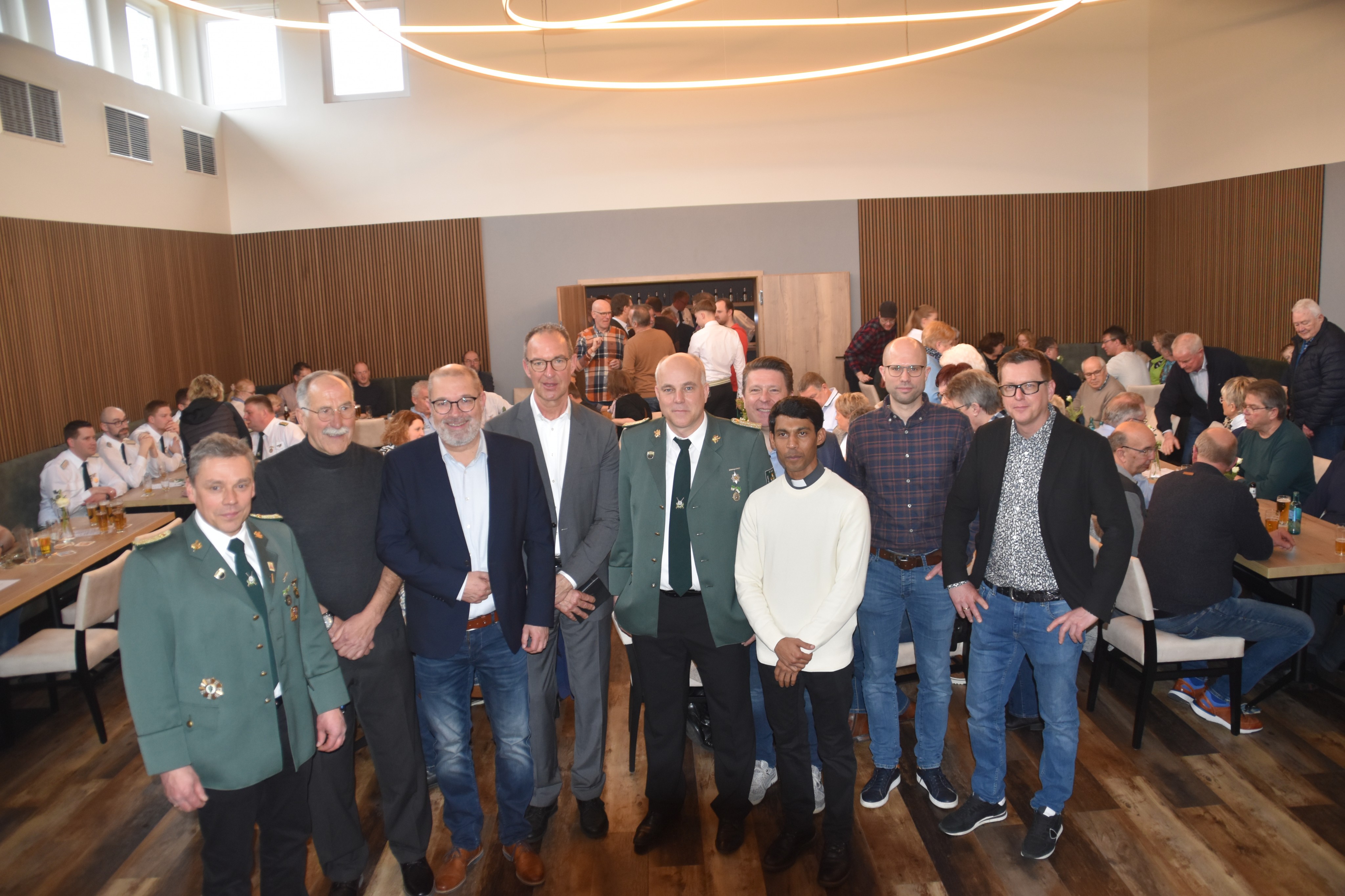 Der Vorsitzende André Zepke (5.v.l.) und Geschäftsführer Jörg Sieler (l.) mit Vertretern aus Politik, Vereinen, Verwaltung und Kirche. von privat