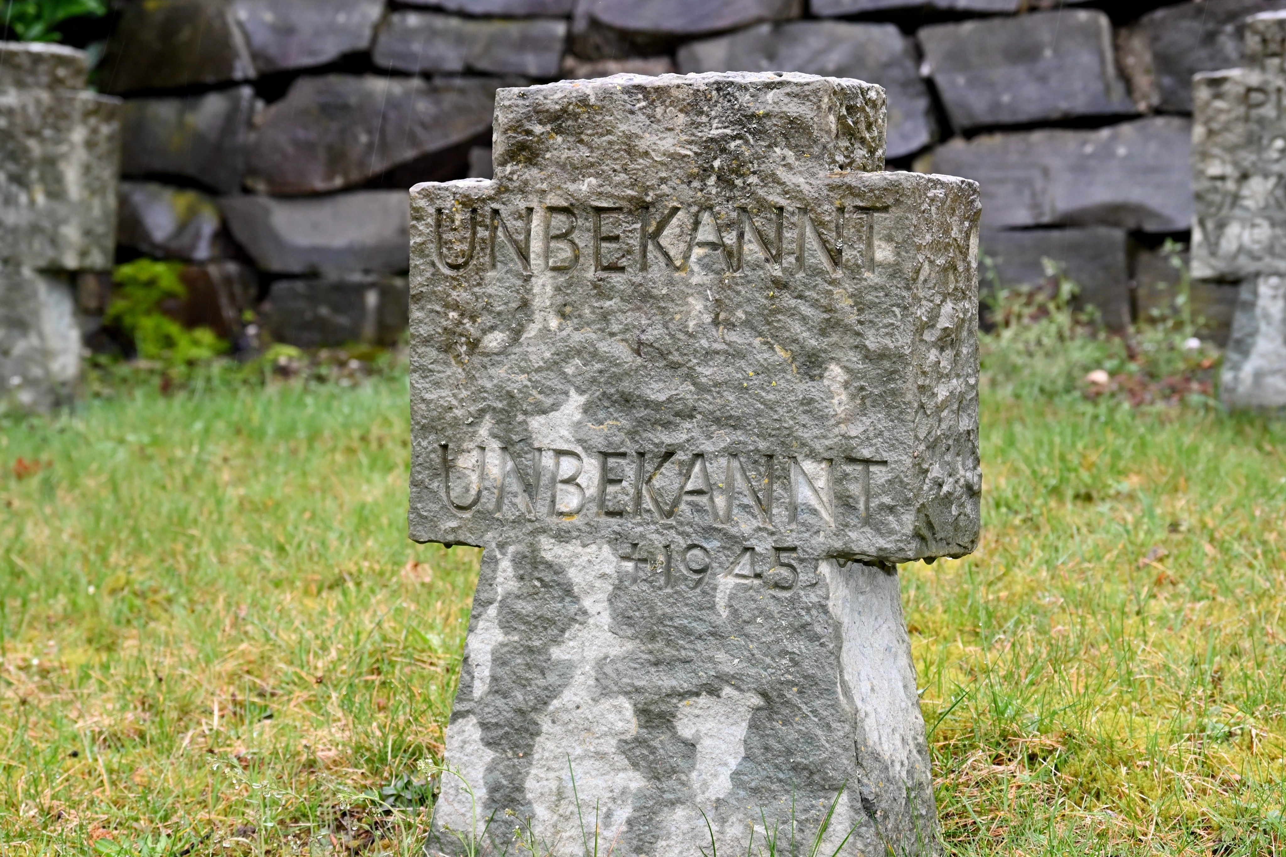 Grabmal für die Toten des Bombenangriffs auf dem Kommunalfriedhof Olpe von Miriam Walkenbach