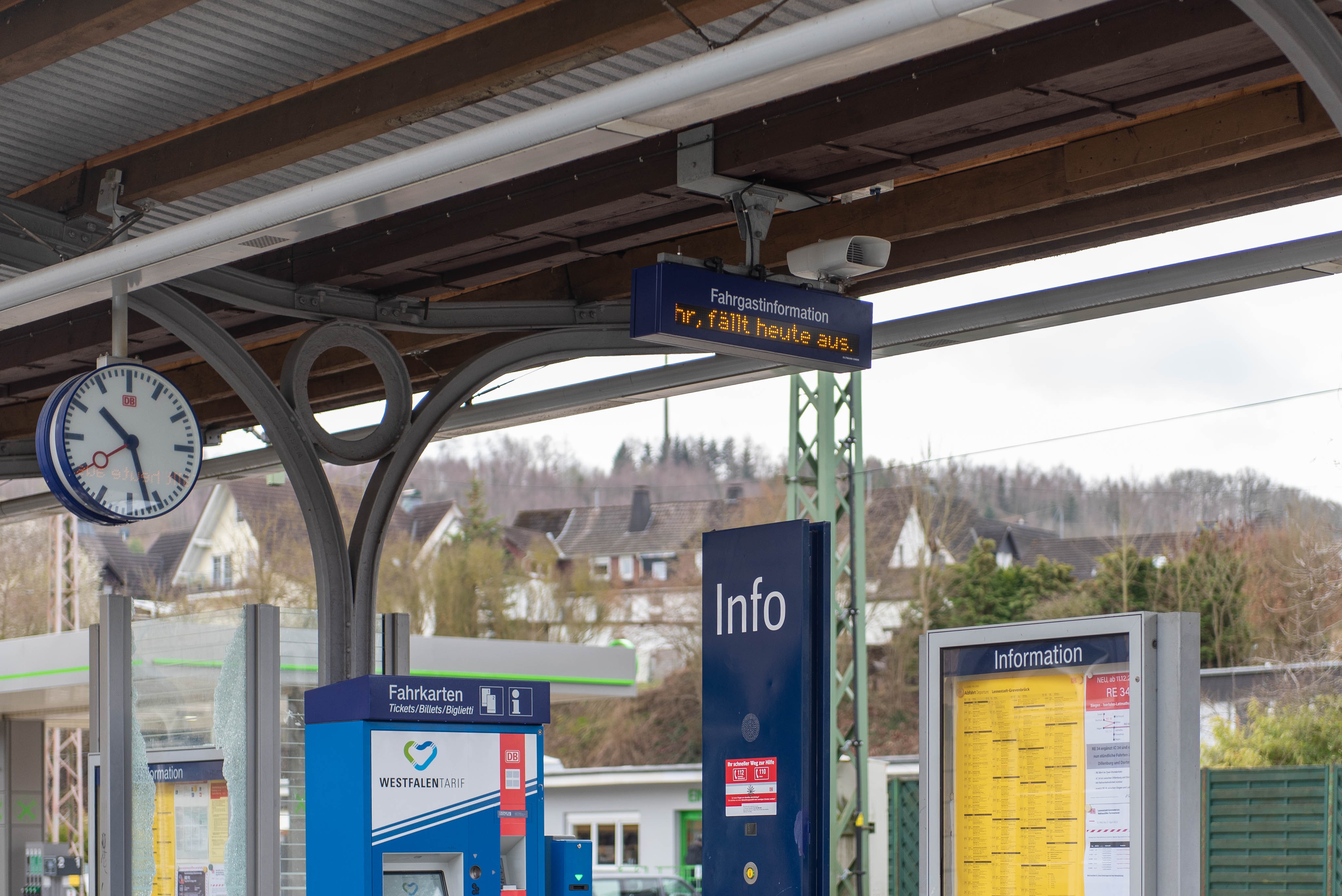 Nichts los am Bahnhof in Grevenbrück am Montag, 27. März. von Nils Dinkel