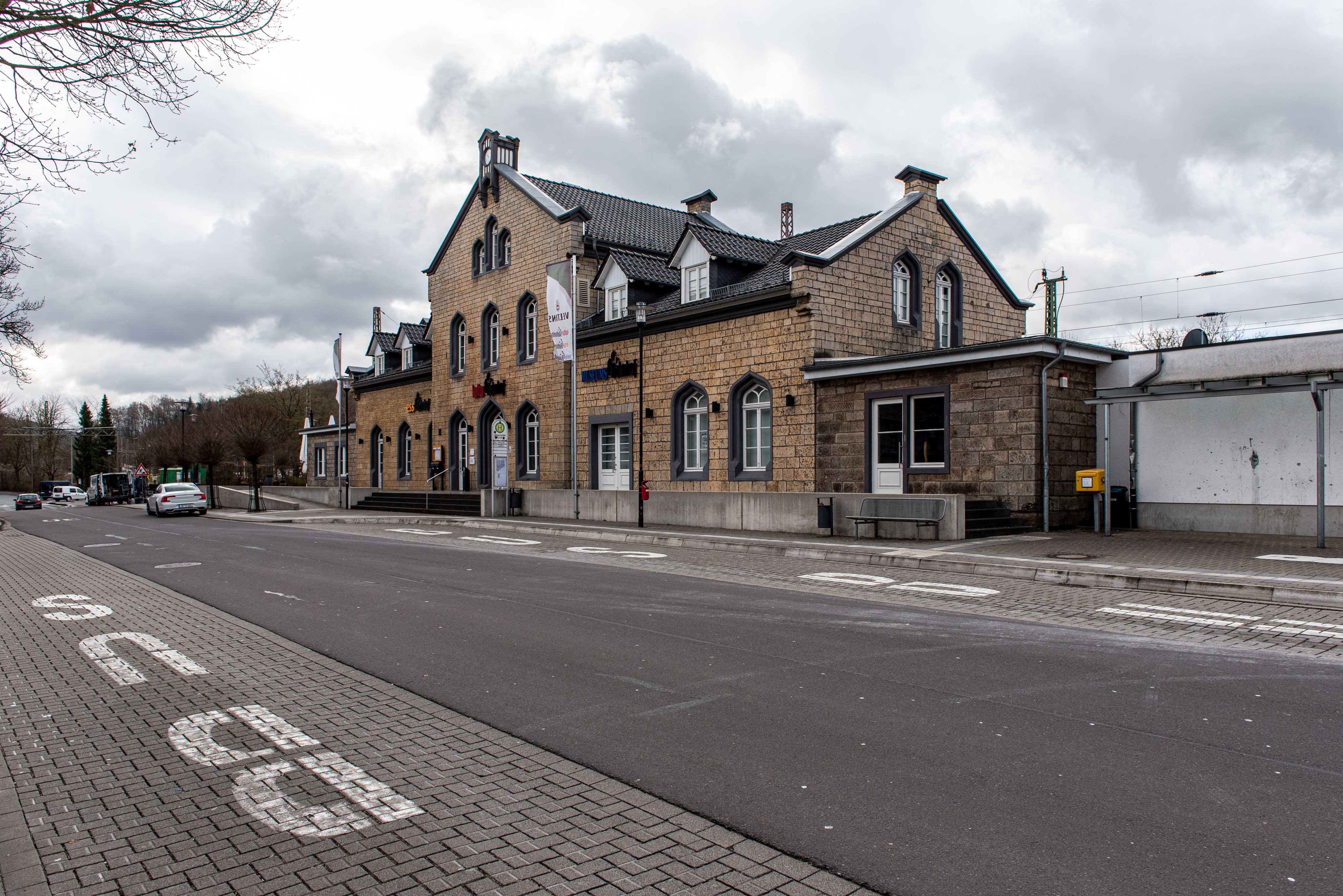 Nichts los am Bahnhof in Grevenbrück. von Nils Dinkel