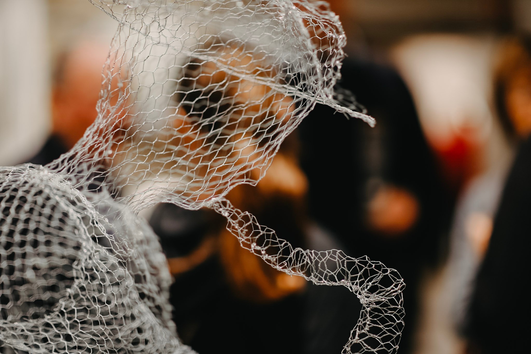 Die Künstlerin präsentierte u.a. Skulpturen aus Draht. von Stadt Lennestadt