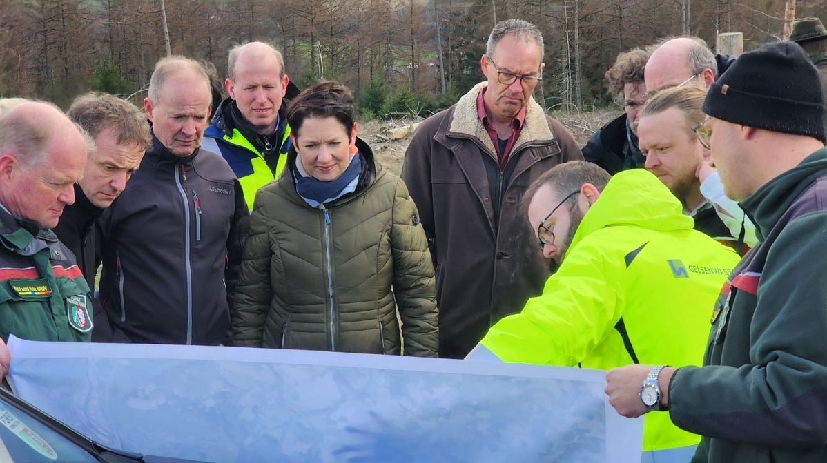 Besuch von Silke Gorißen am geplanten Windpark bei Olpe: Auch Landrat Theo Melcher (3. v. l.) und Wendens Bürgermeister Bernd Clemens (2. v. l.) informierten sich bei den Gelsenwasser-Vertretern Dr. Dirk Waider (Vorstand) und Projektleiter Michael Ramrath (r., beide in Gelb) über die Pläne. von Gelsenwasser