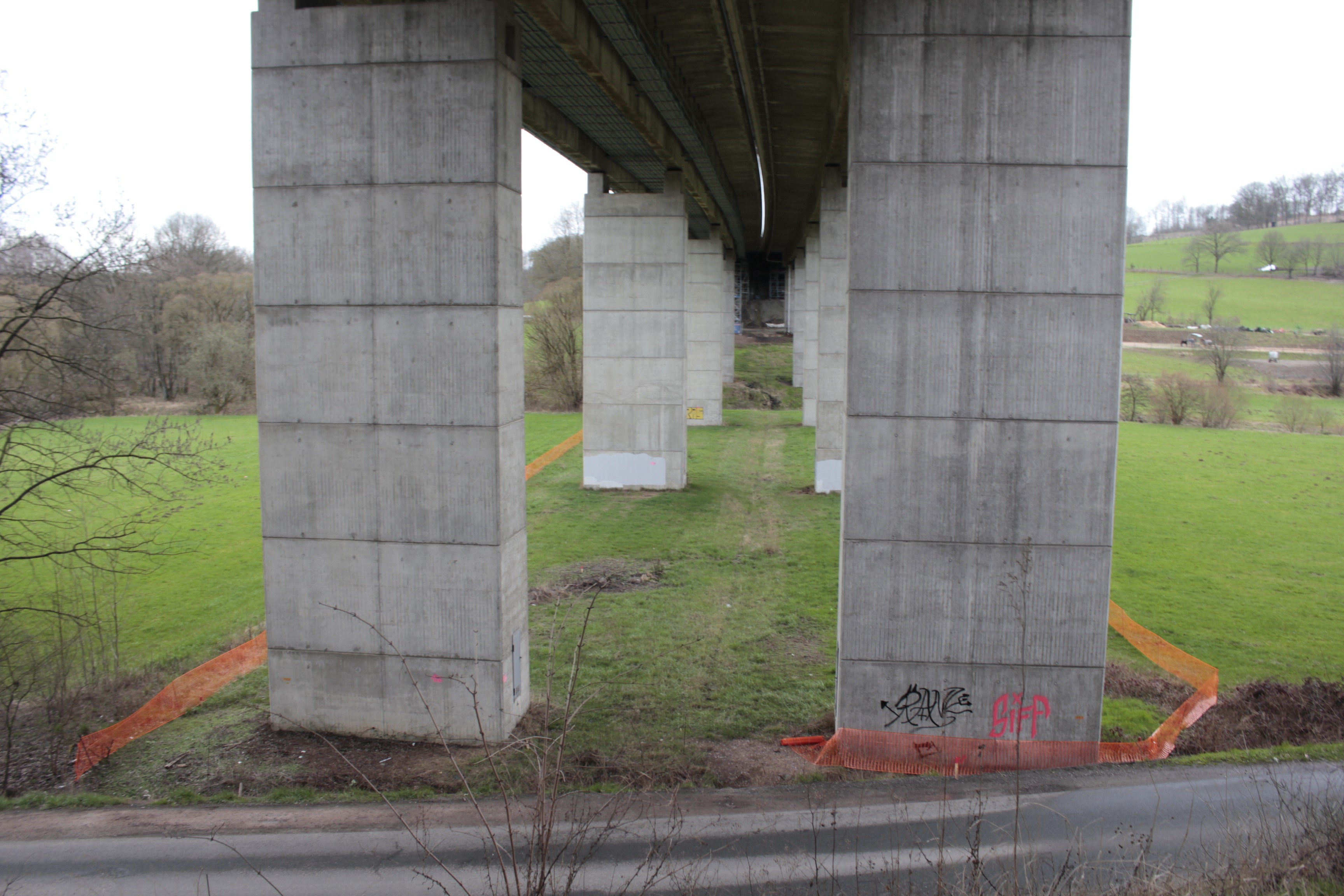 Der Bereich unter der Brücke ist aus Gründen des Naturschutzes abgesperrt. von Wolfgang Schneider