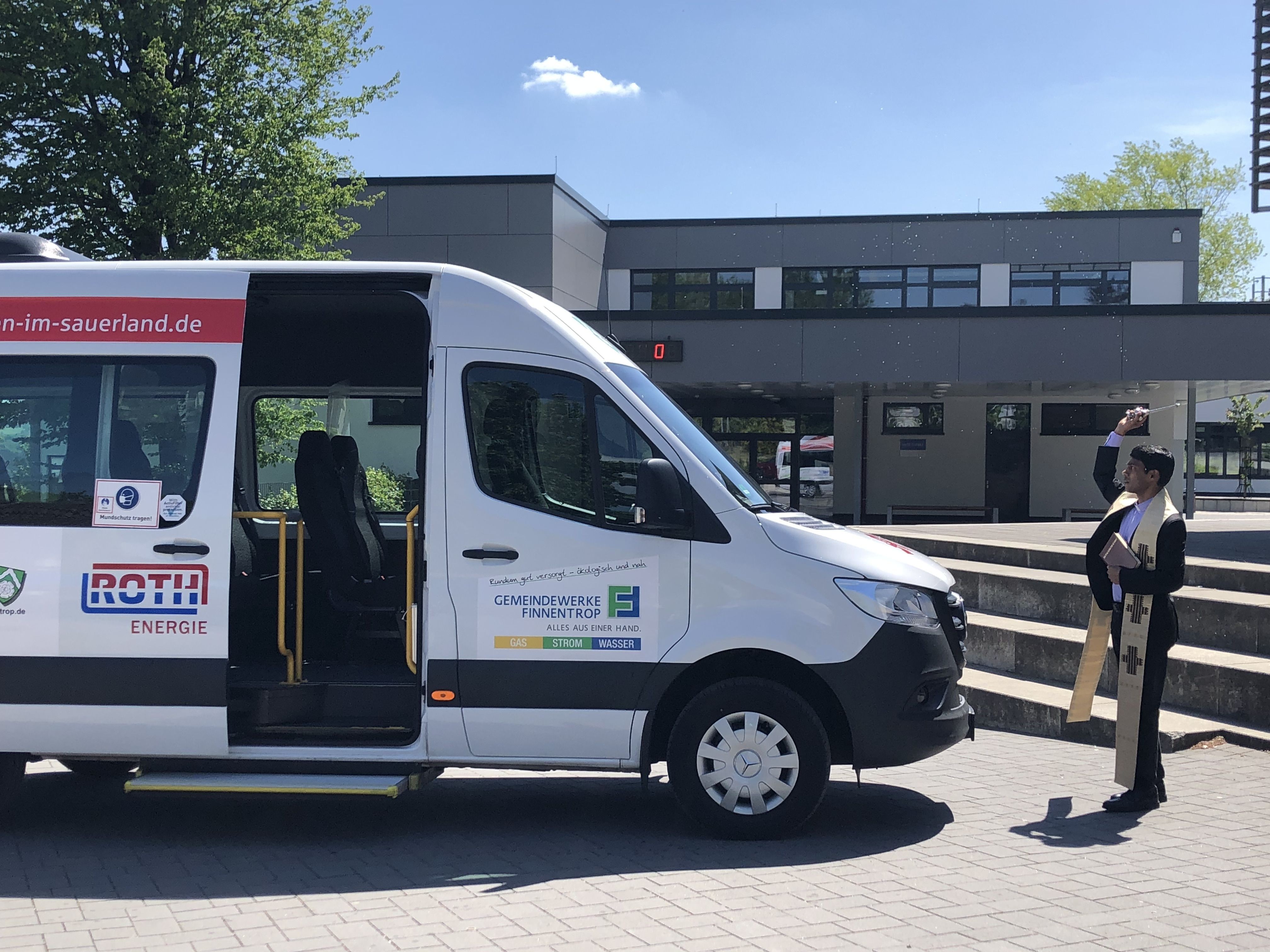 Vikar Shijo Kottekaly segnete den Bürgerbus Finnentrop. von Nicole Voss