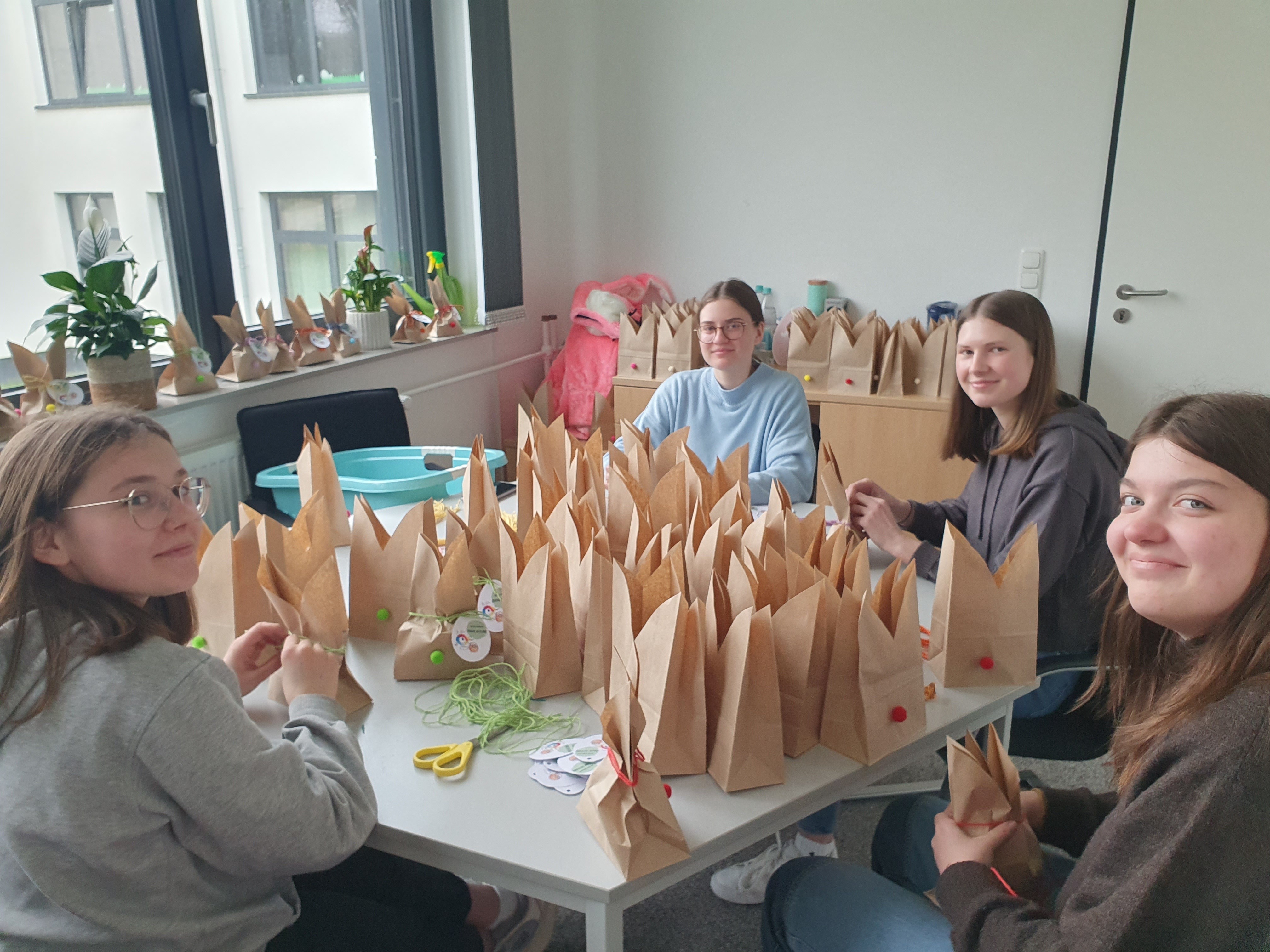 Insgesamt 200 Ostertüten wurden gebastelt und befüllt. von privat