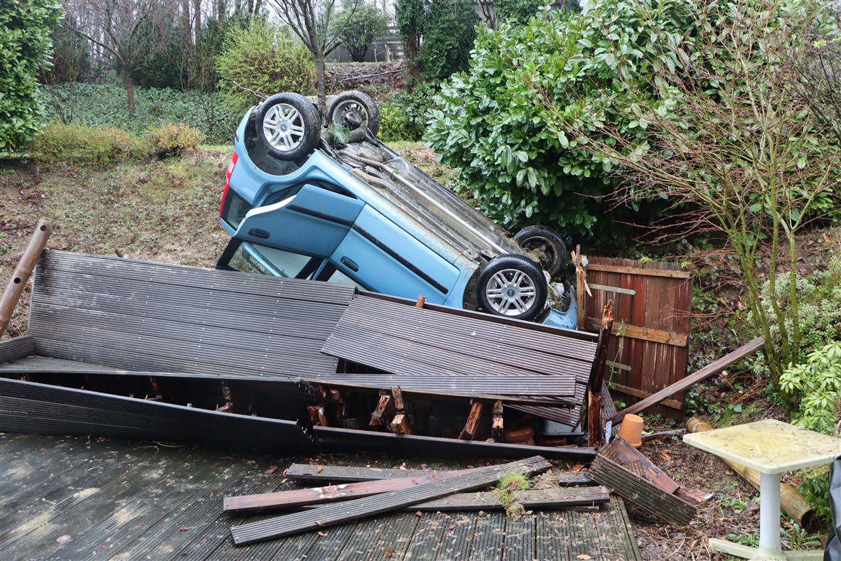 Der Kleinwagen durchbrach einen Zaun und eine Hecke und landete schließlich auf dem Dach. von Polizei GM