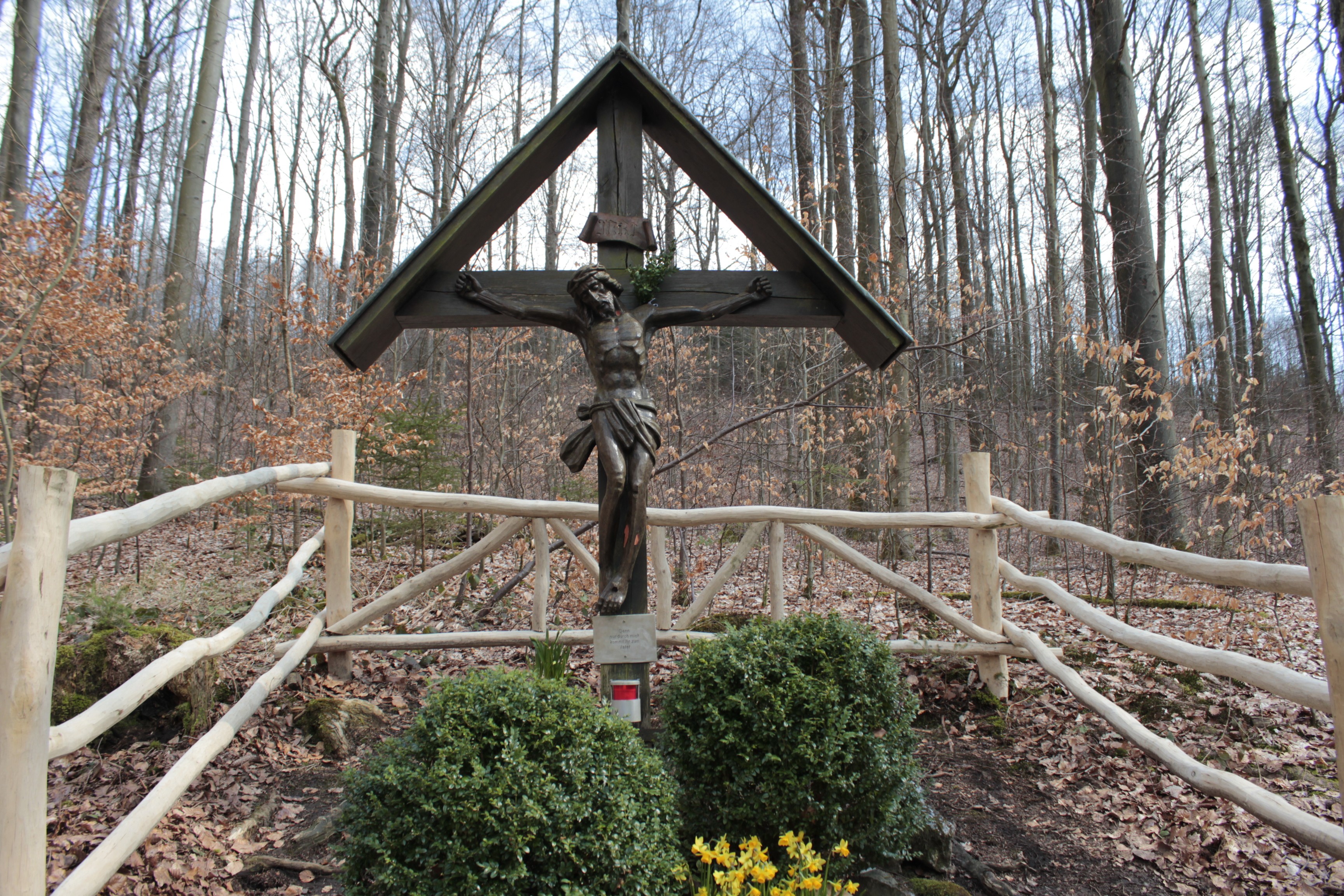 Der Zaun rund um das Kreuz wurde vom Forstamt erneuert. von Wolfgang Schneider