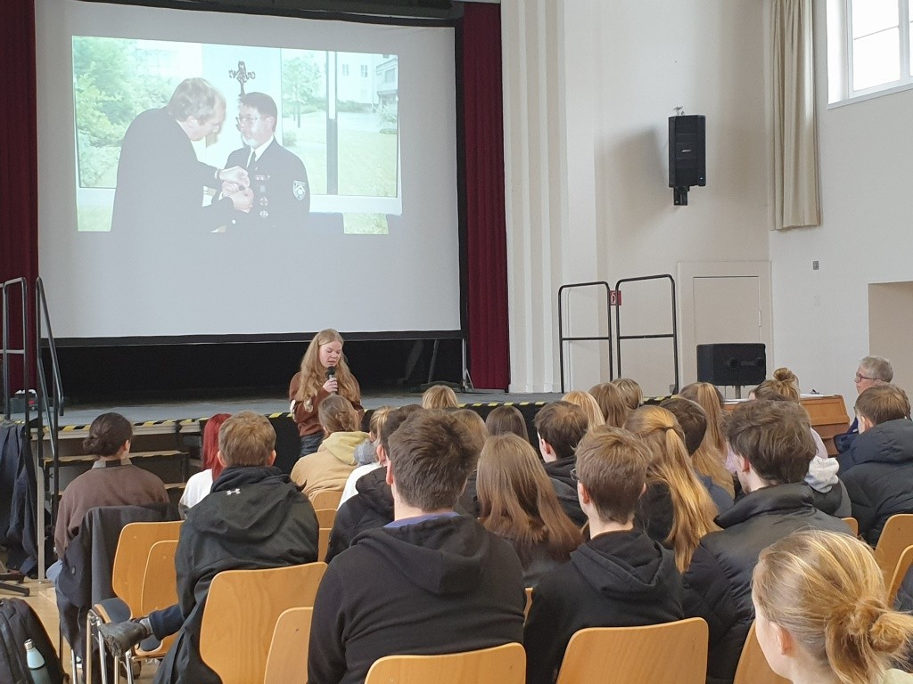 Interessiert und aufmerksam verfolgten die Schüler die Ausstellungseröffnung. von privat