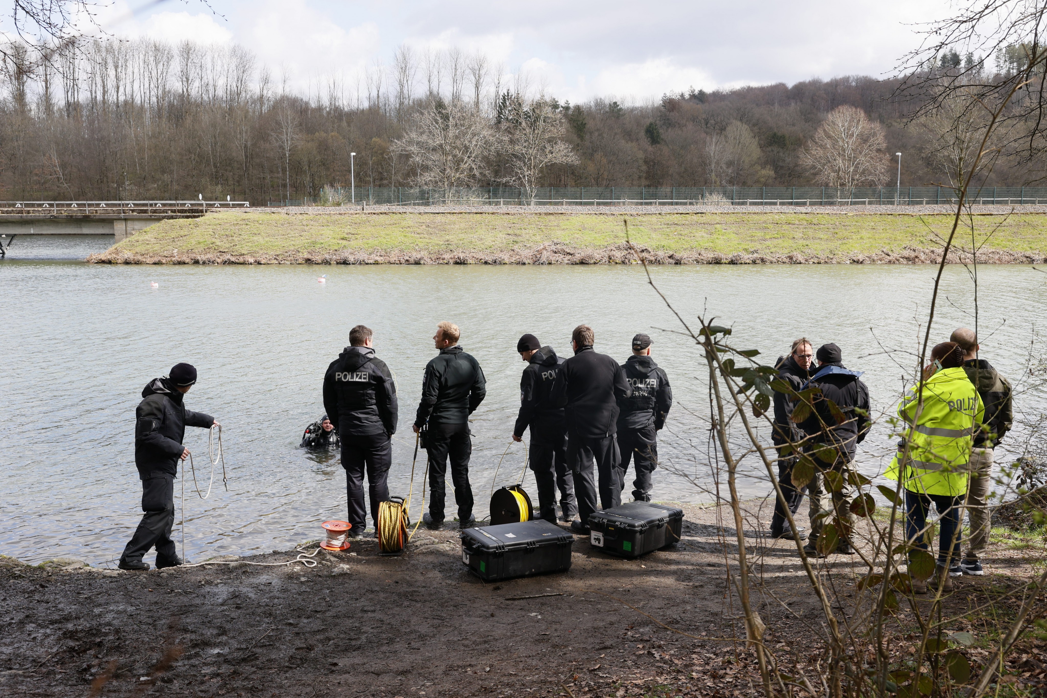 Taucher bei der Suche nach dem Vermissten im Biggesee. von Kai Osthoff