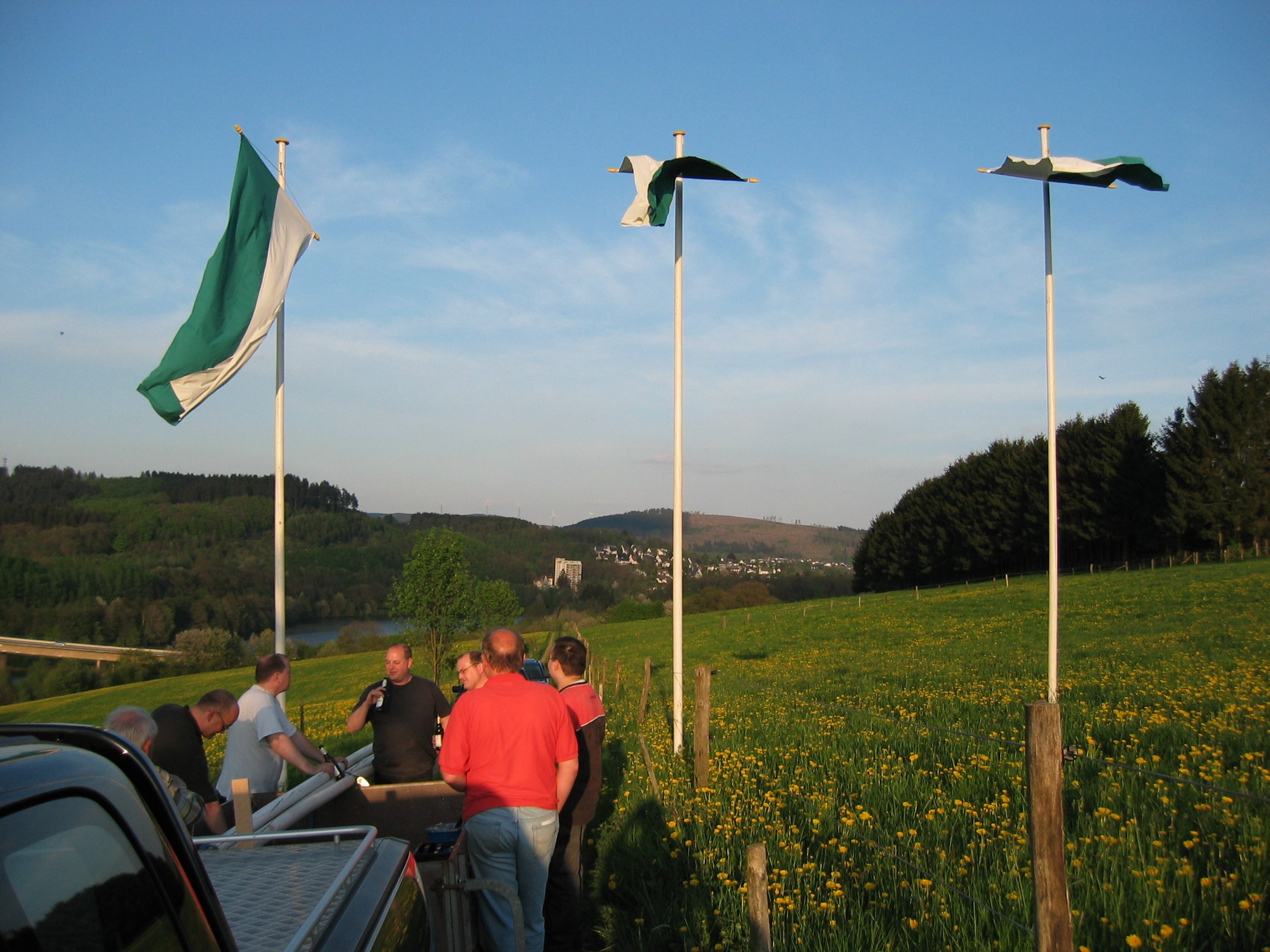 Der FahnenGestellungsVerein Frenkhausen kümmert sich darum, dass sich das Dorf zum Schützenfest von seiner besten Seite präsentiert. von privat