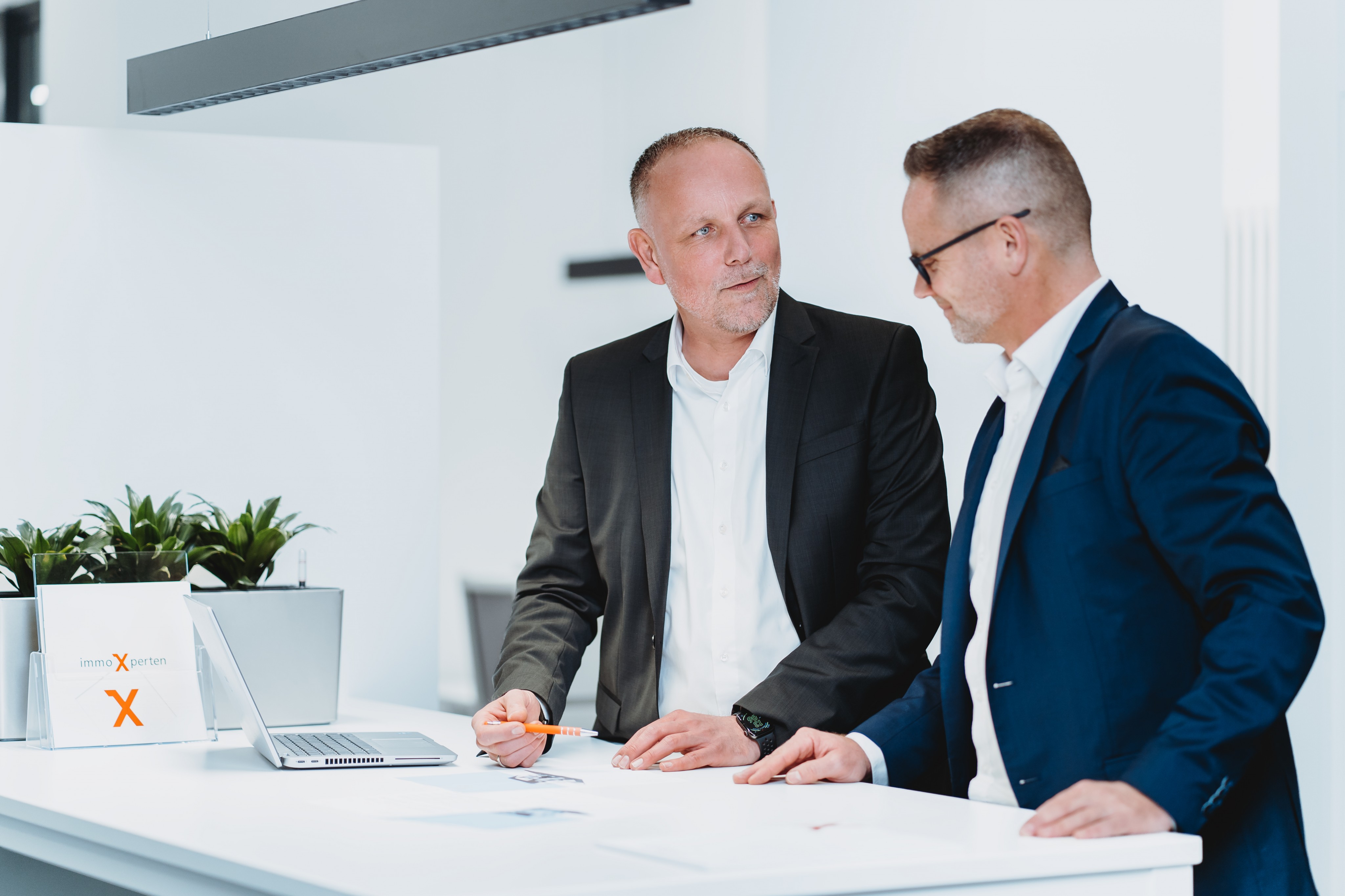 Die ImmoXpert-Geschäftsführer Michael Koschig (links) und Matthias Humpert sehen die Auszeichnung als Bestätigung für ihre hohe Servicequalität. von Volksbank
