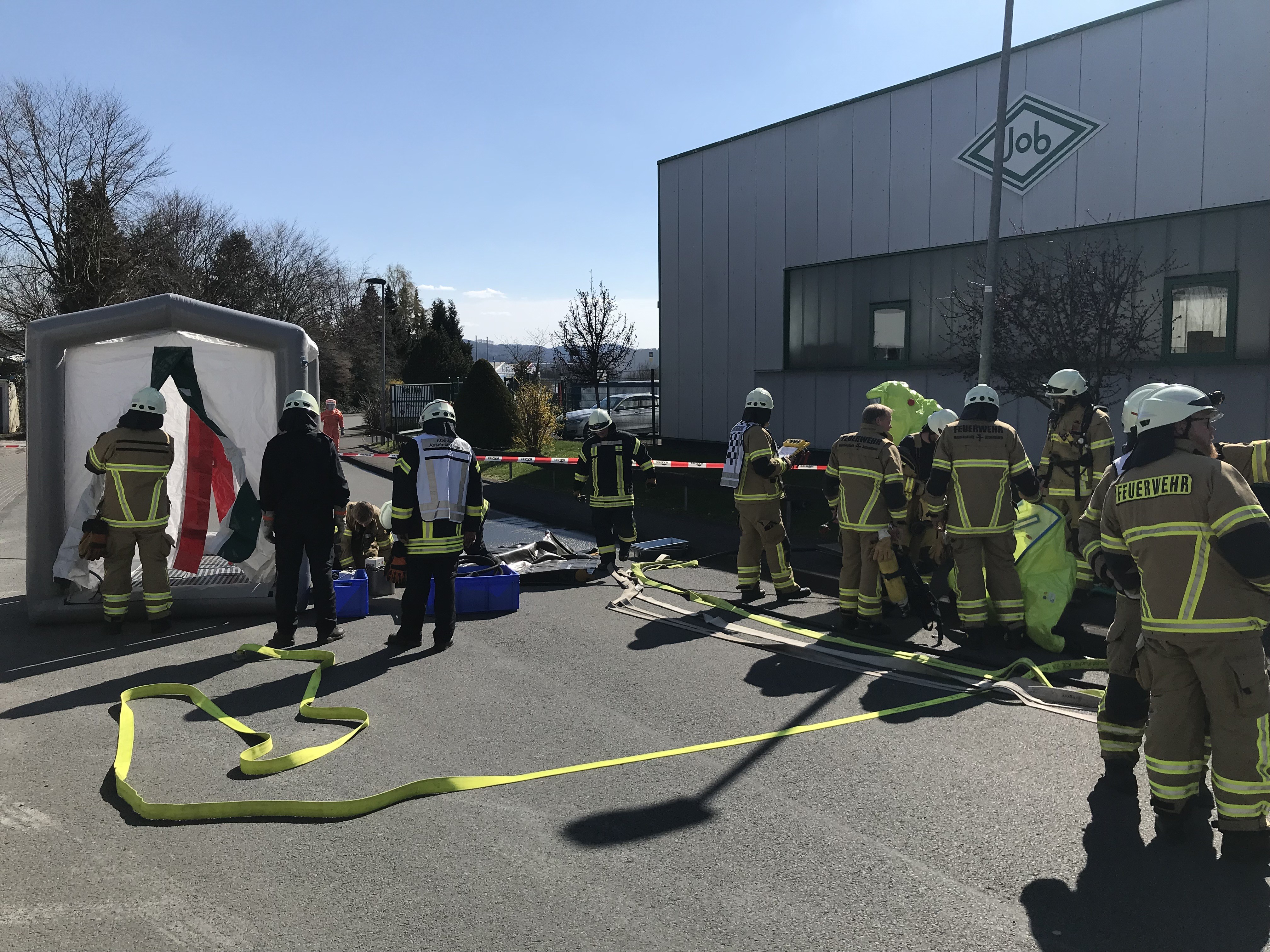 Zahlreiche Einsatzkräfte waren vor Ort. von Feuerwehr Attendorn