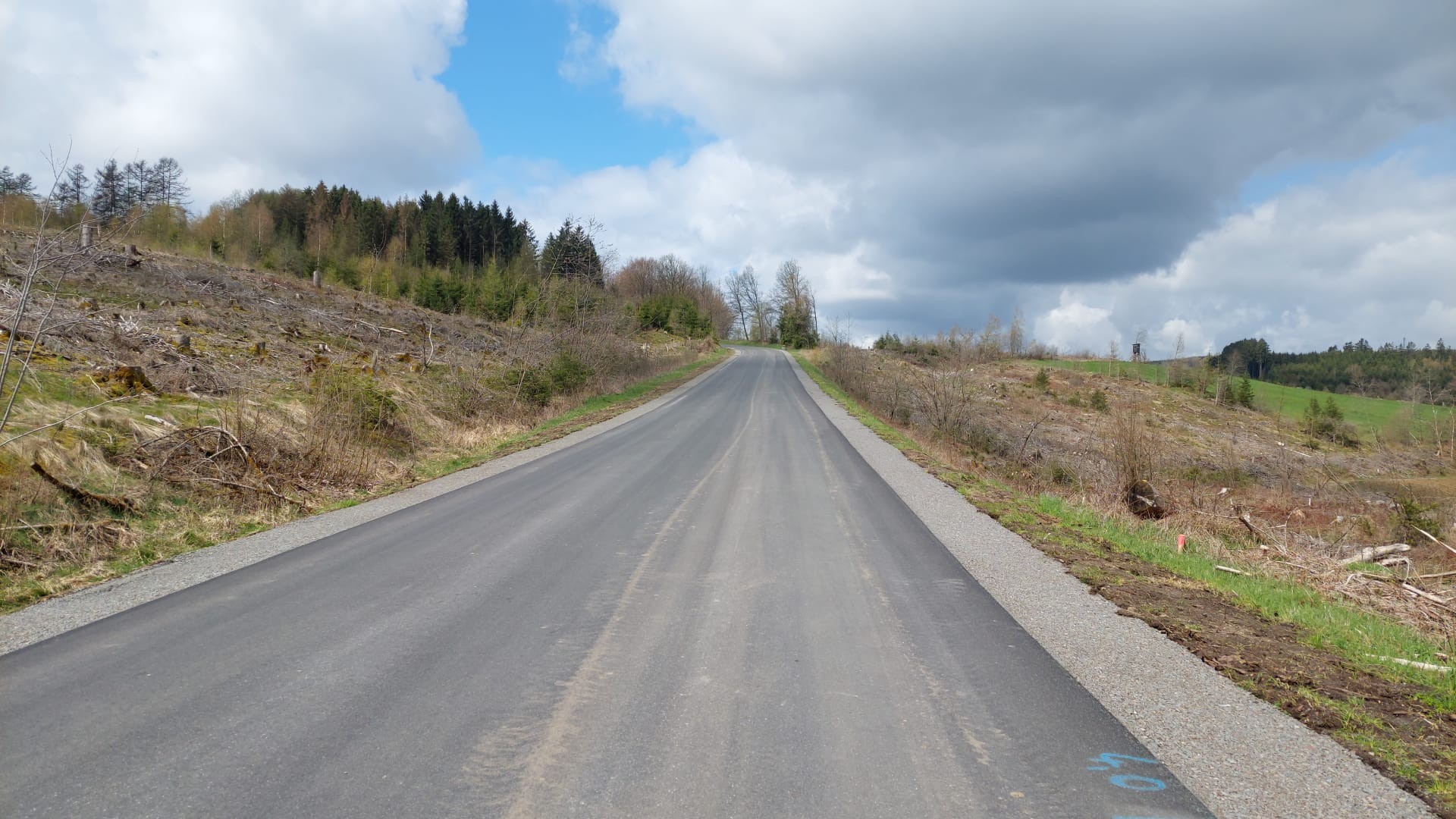 Wegen der noch fehlenden Leit- und Schutzeinrichtungen gilt auf der K 6 vorerst eine Höchstgeschwindigkeit von 50 km/h. von Kreis Olpe
