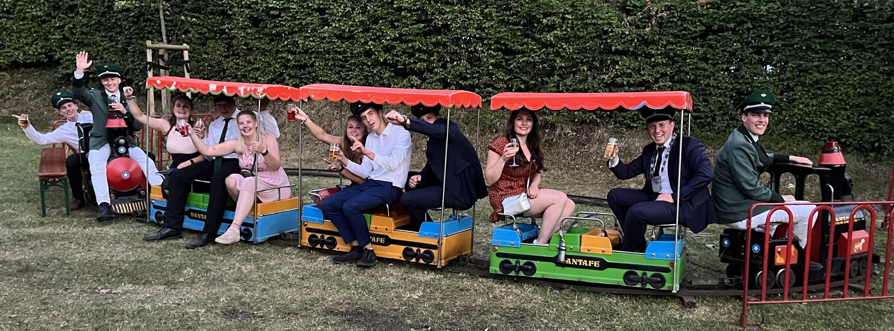 Die Truppe „Suff mit alten“ sind Schlagerfans. von privat