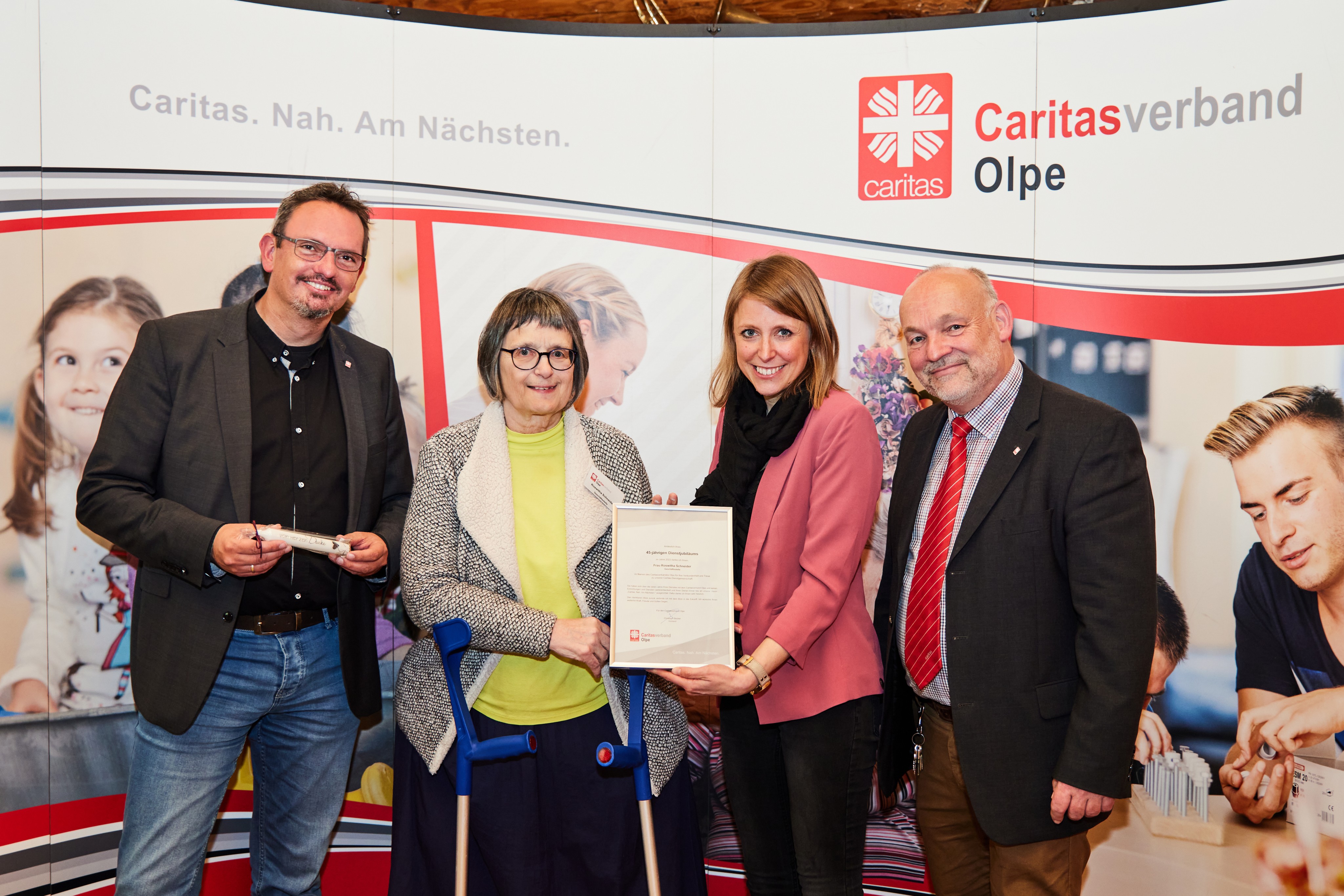 In der Caritas-Geschäftsstelle in Rhode gab es kein Vorbeikommen an ihr: Zuletzt am Empfang tätig, wurde Roswitha Schneider für ihre 45-jährige Dienstzeit geehrt. von Caritas Kreisverband