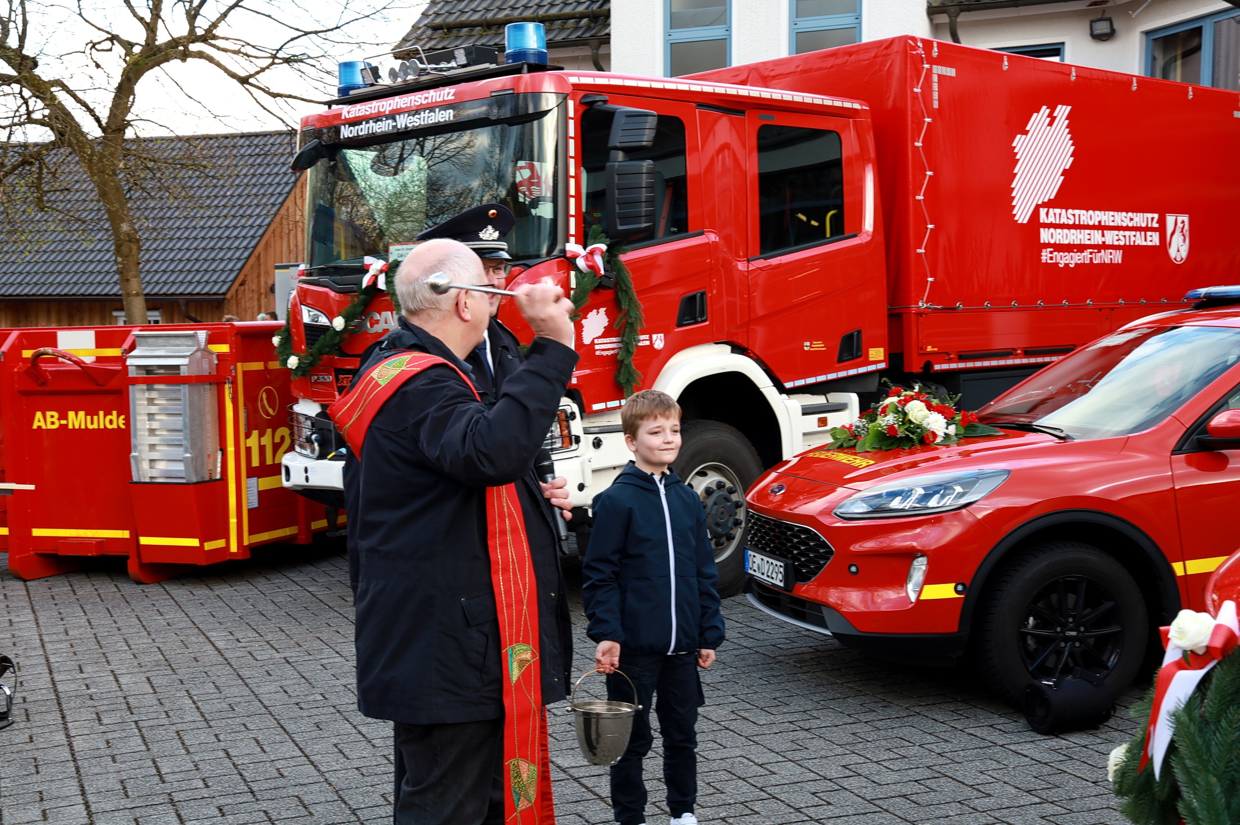 Pastor Stefan Wigger segnet die Fahrzeuge. von Thomas Fiebiger