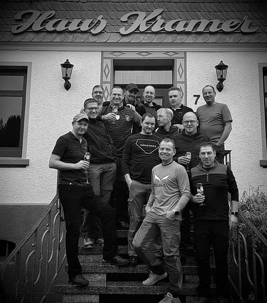 Mittlerweile sind sie zwar 13, doch das spielt für den Kegelclub „Das dreckige Dutzend“ keine Rolle. von privat