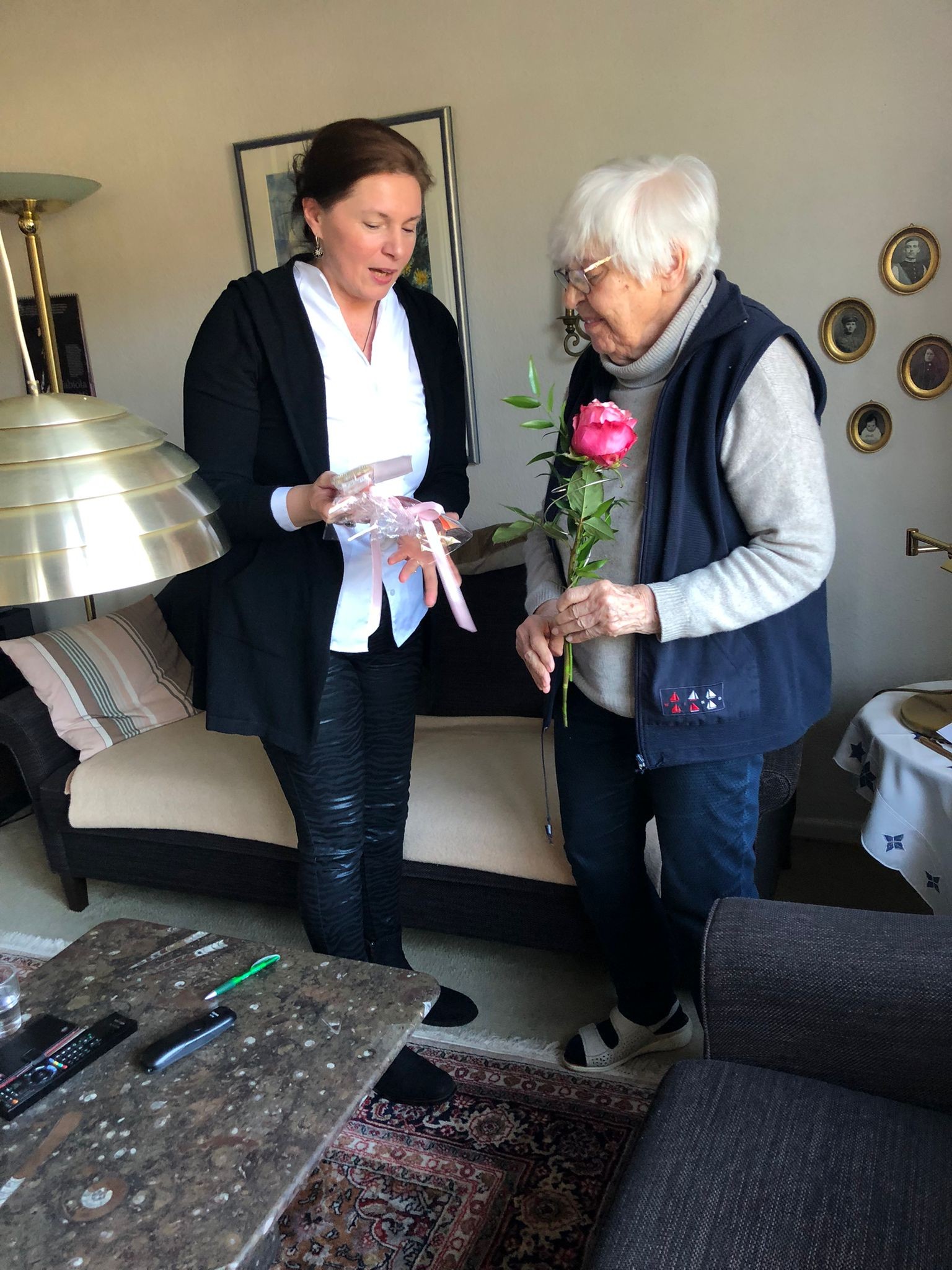 Beata Steringer überbrachte Mechthild Hennecke (rechts) ein Präsent zum Dank. Sie konnte nicht an der Regionalkonferenz teilnehmen. von privat