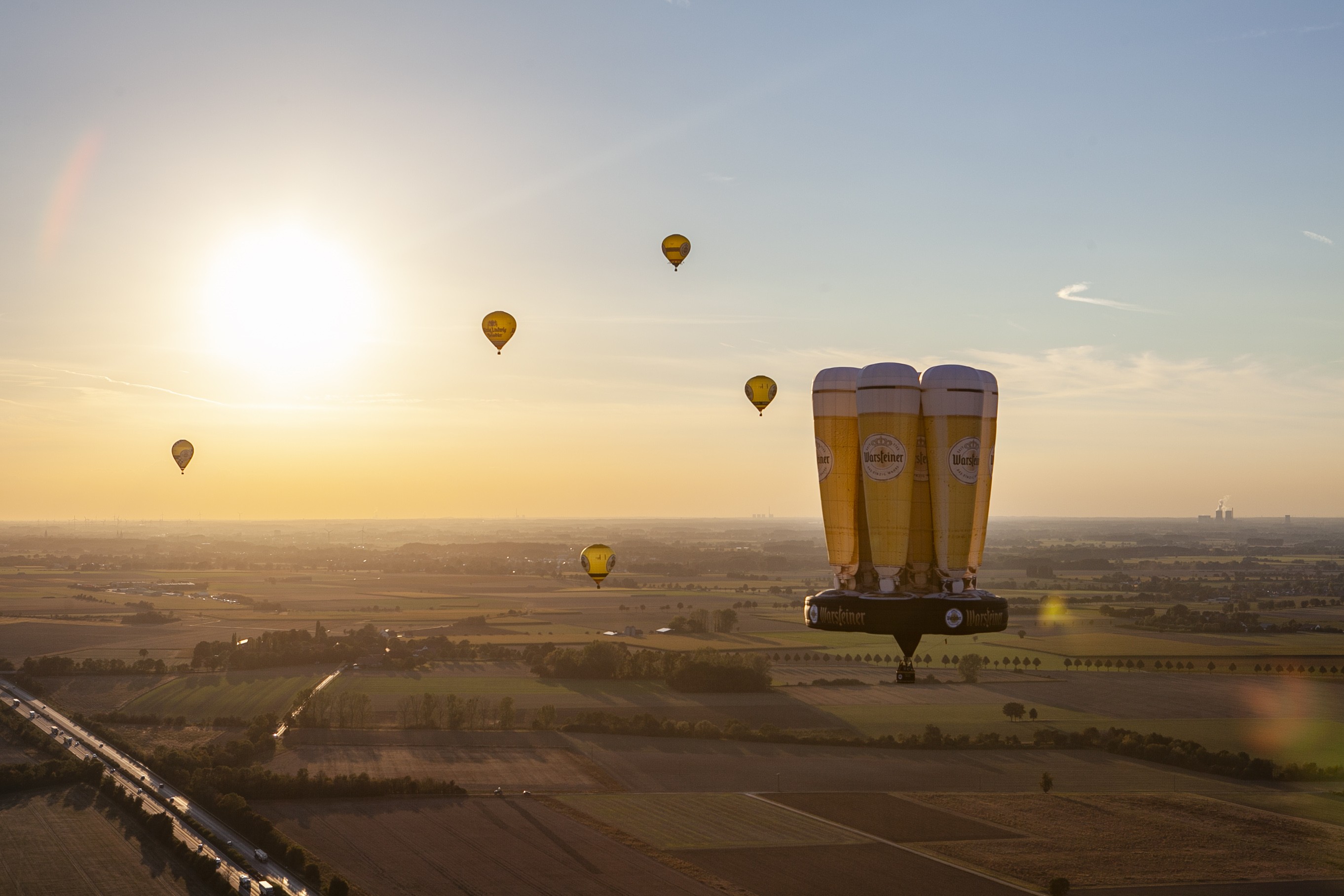 Der 30 Meter hohe Ballon „Cheers“ besteht aus sechs Warsteiner Tulpen, die 96-fach vergrößert auf einem Tablett stehen. von Warsteiner