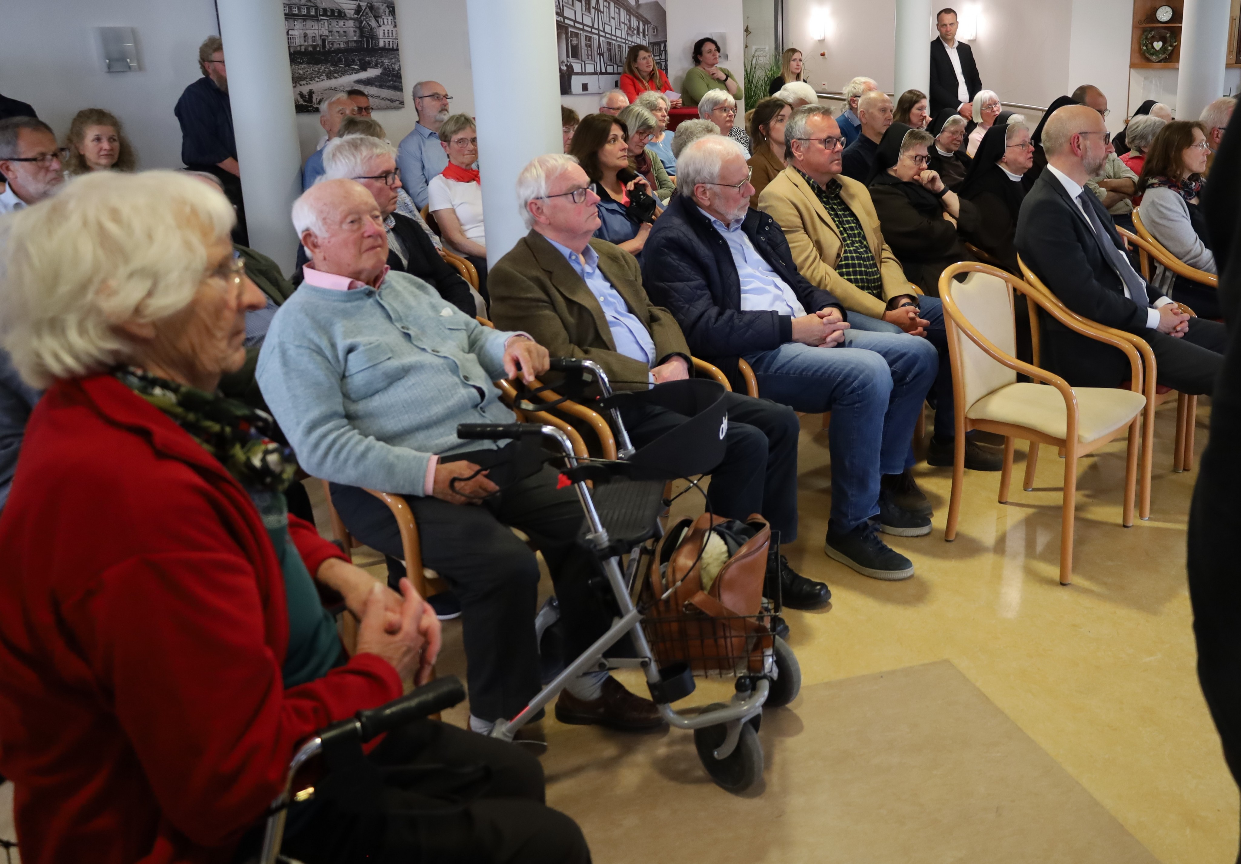 Zahlreiche interessierte Menschen waren zur  Gedenkfeier in das St. Gerhardus-Seniorenzentrum gekommen. von privat