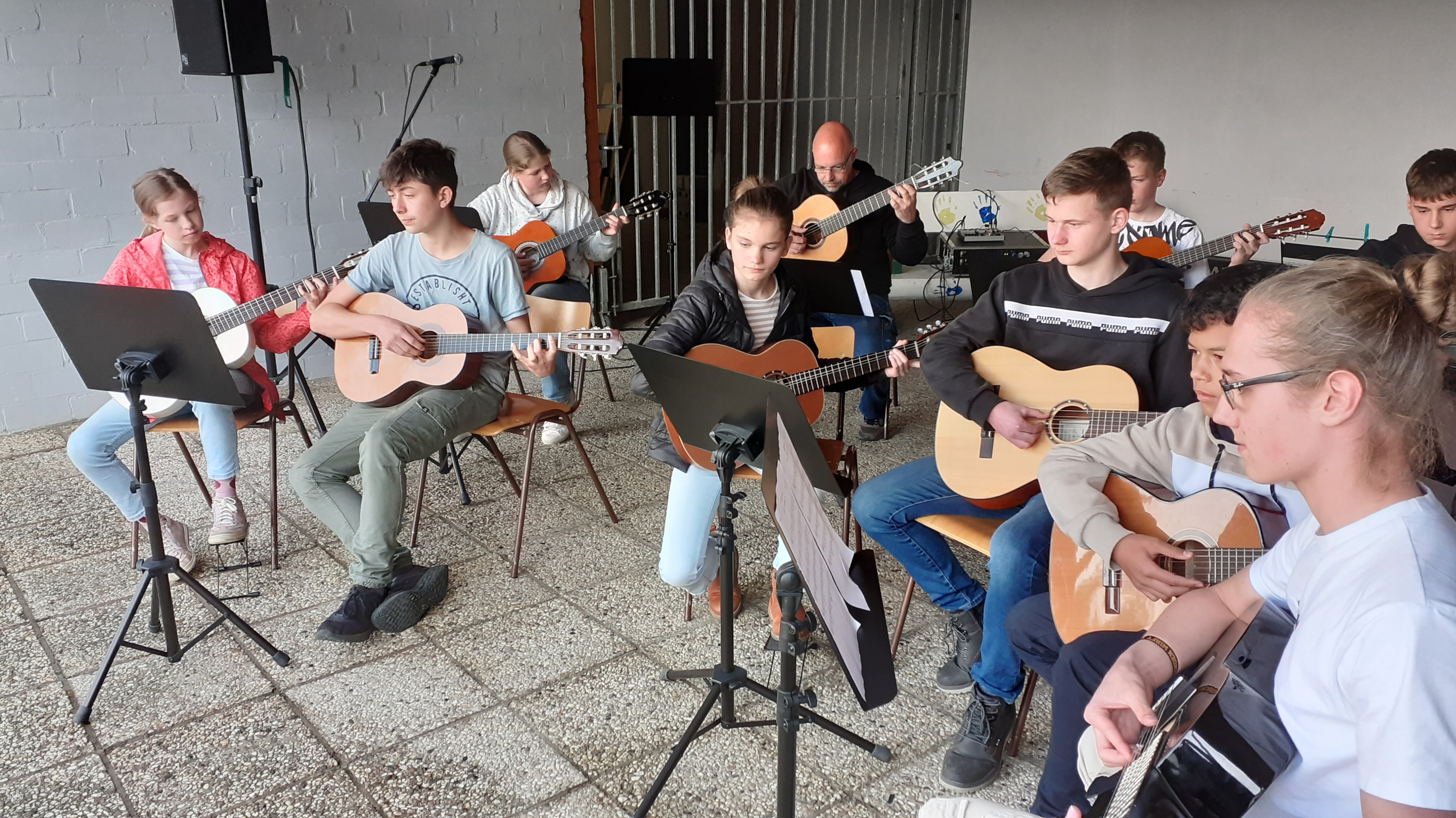 Zum ersten Mal fand das Frühlingskonzert der Musikschule Wenden „Open Air“ statt. von privat
