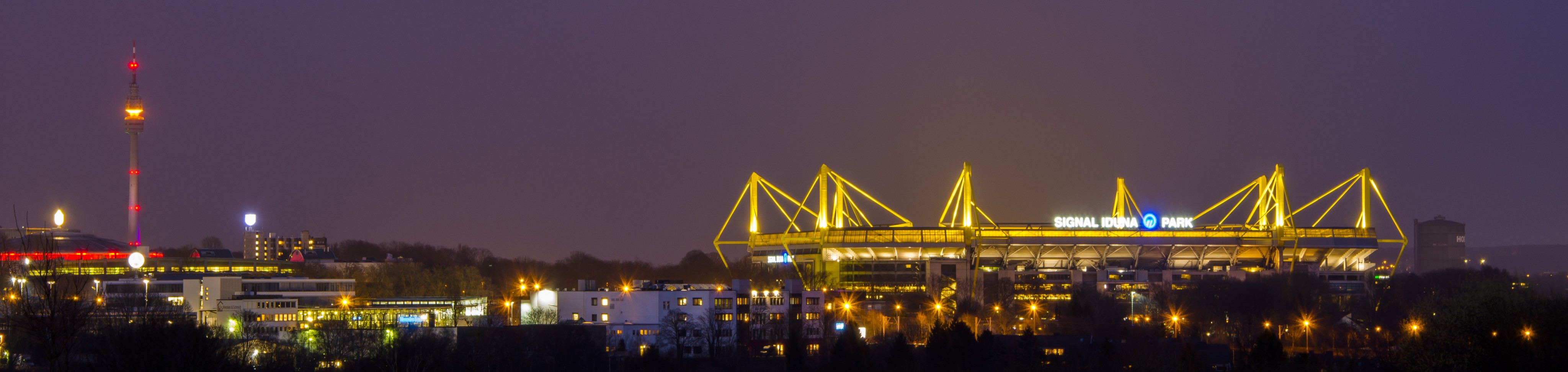 Die Dortmunder Skyline mit bestem Blick auf den Signal Iduna Park - der Heim-Spielstätte des BVB. von Nils Dinkel